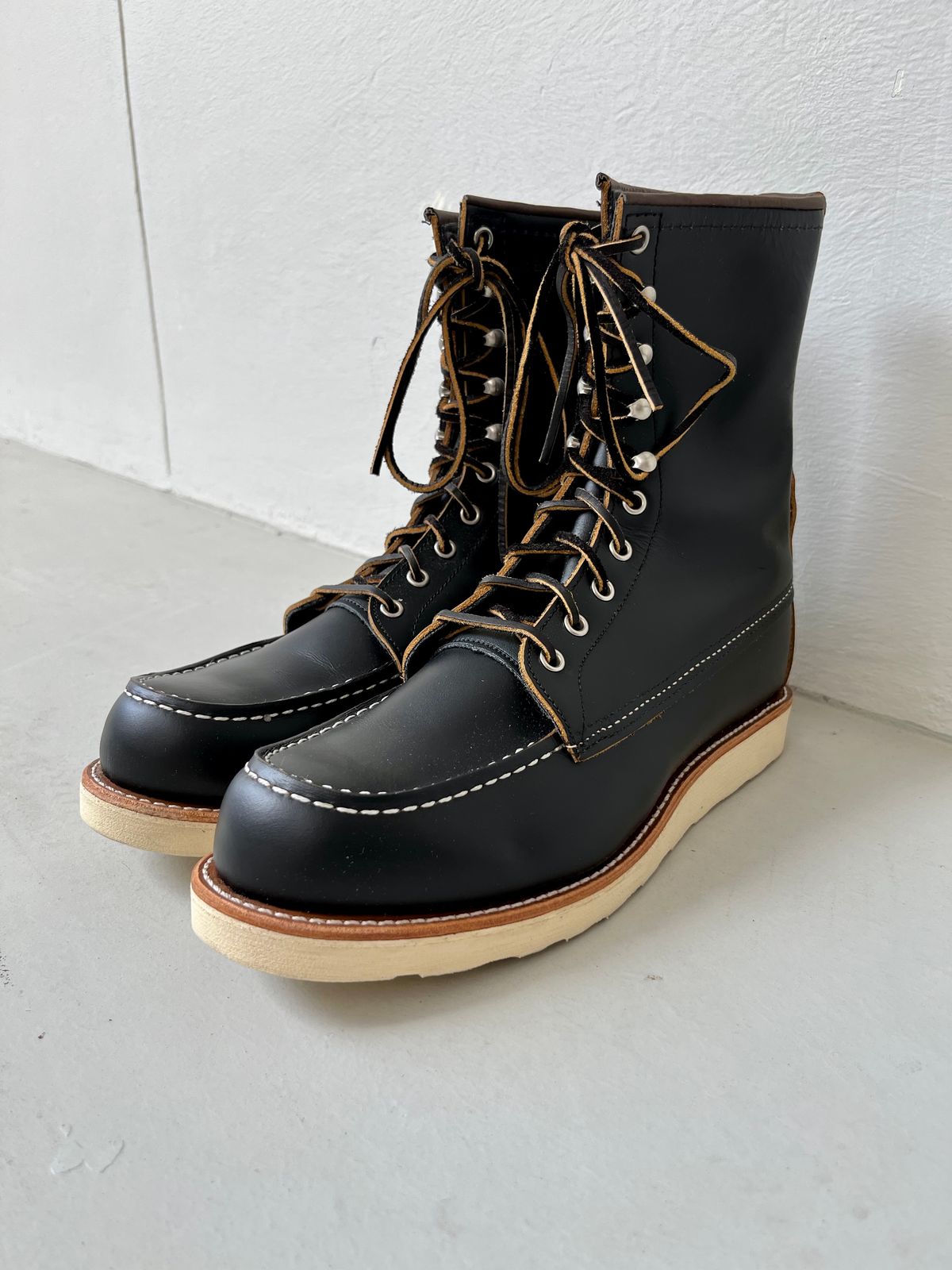 Photo by patinathunderdome on September 30, 2022 of the Red Wing 8-Inch Classic Moc in S.B. Foot Black Klondike.