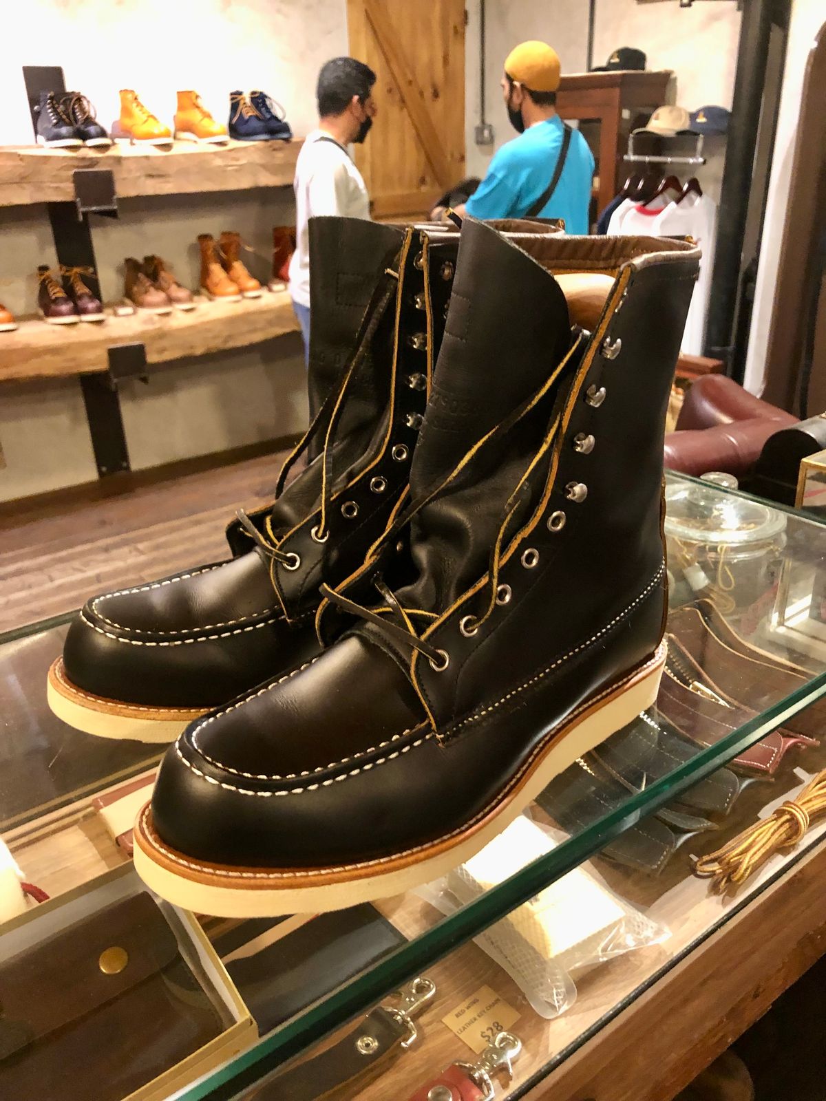 Photo by patinathunderdome on September 30, 2022 of the Red Wing 8-Inch Classic Moc in S.B. Foot Black Klondike.