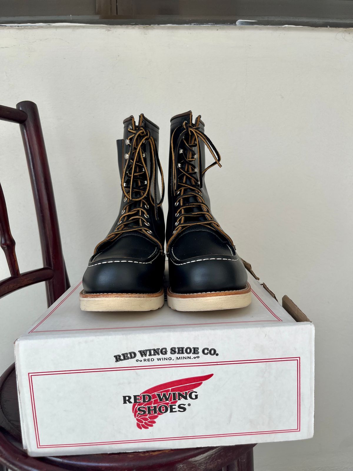 Photo by patinathunderdome on October 2, 2022 of the Red Wing 8-Inch Classic Moc in S.B. Foot Black Klondike.