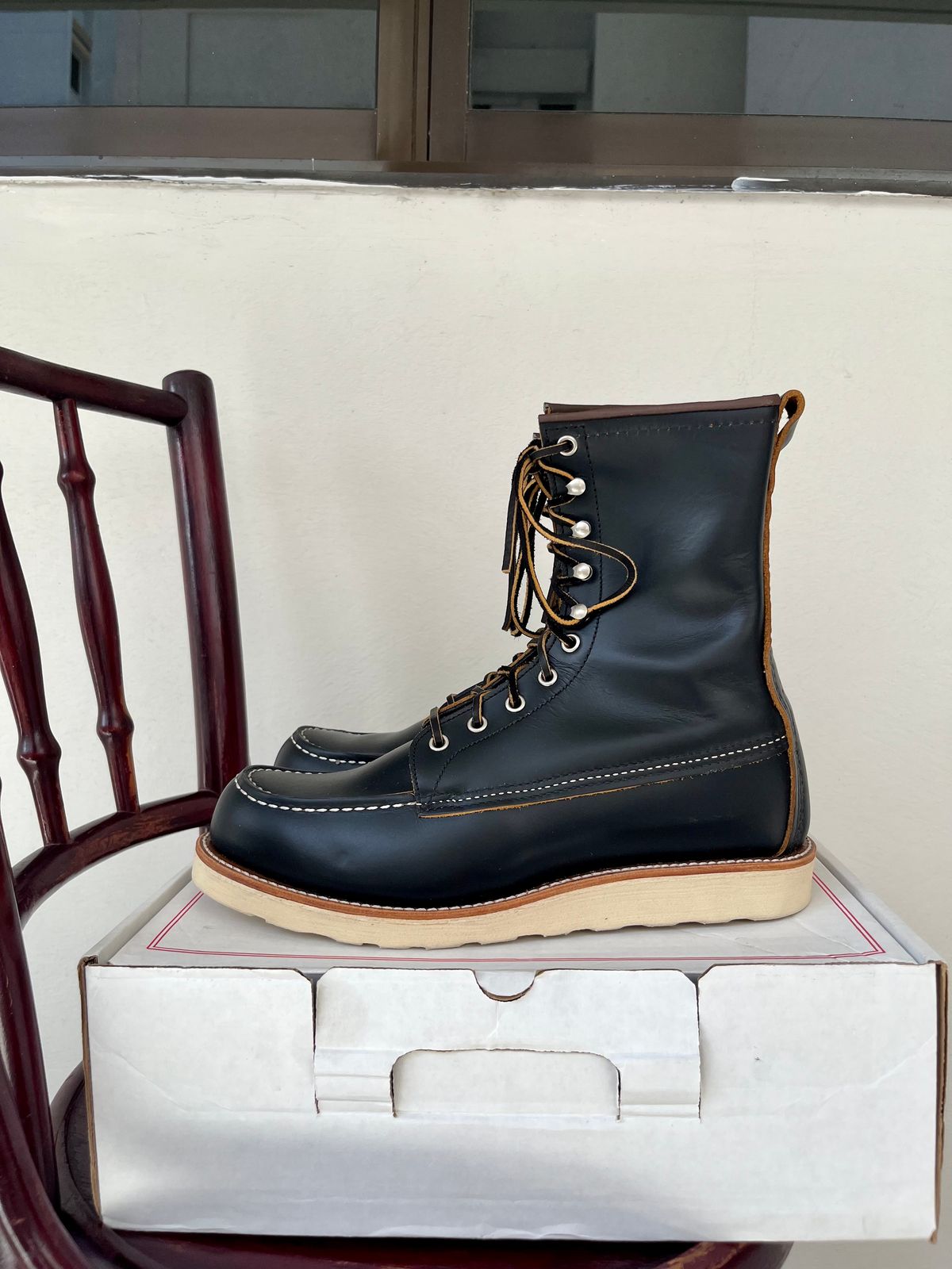 Photo by patinathunderdome on October 2, 2022 of the Red Wing 8-Inch Classic Moc in S.B. Foot Black Klondike.