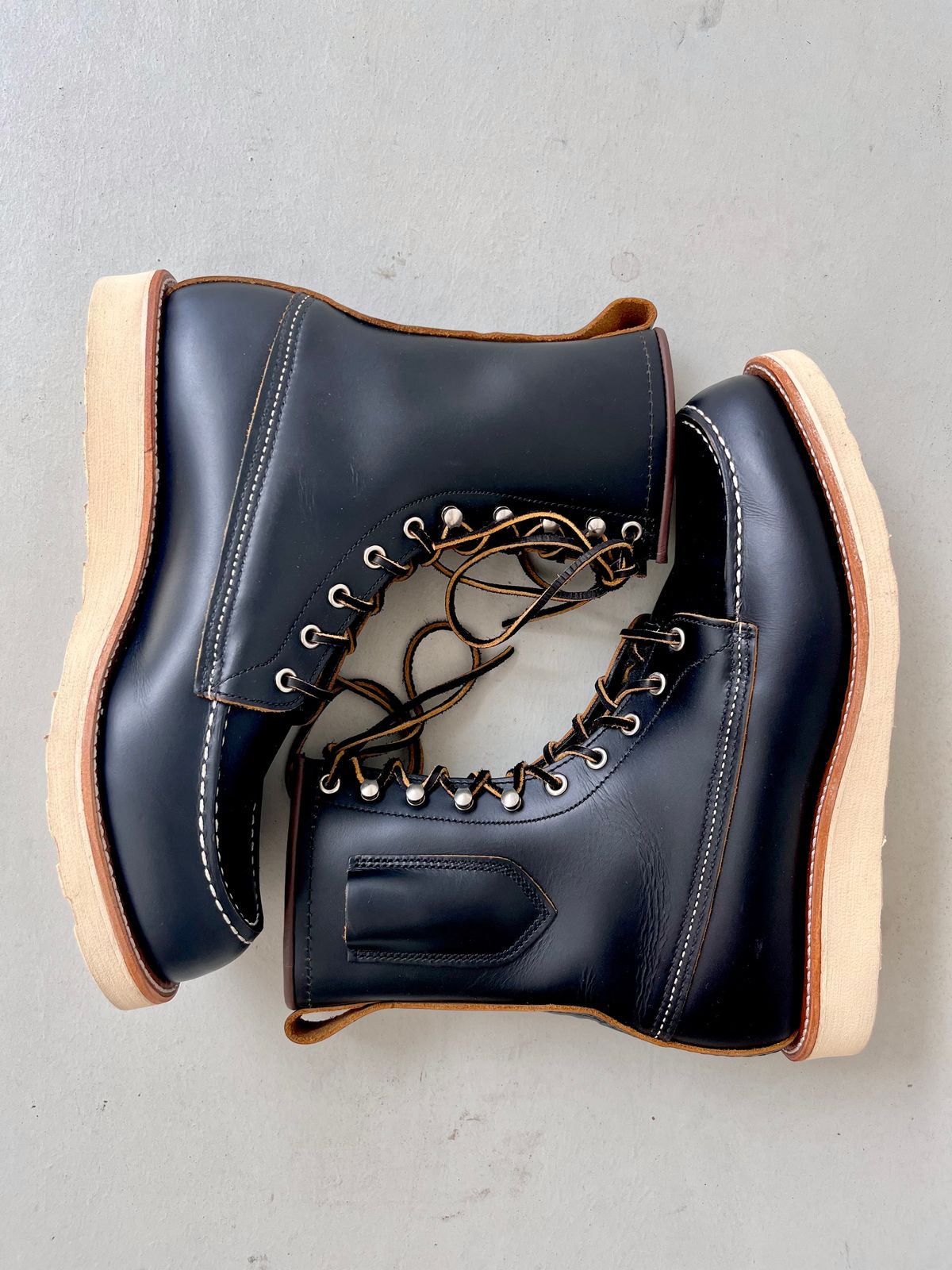Photo by patinathunderdome on October 2, 2022 of the Red Wing 8-Inch Classic Moc in S.B. Foot Black Klondike.