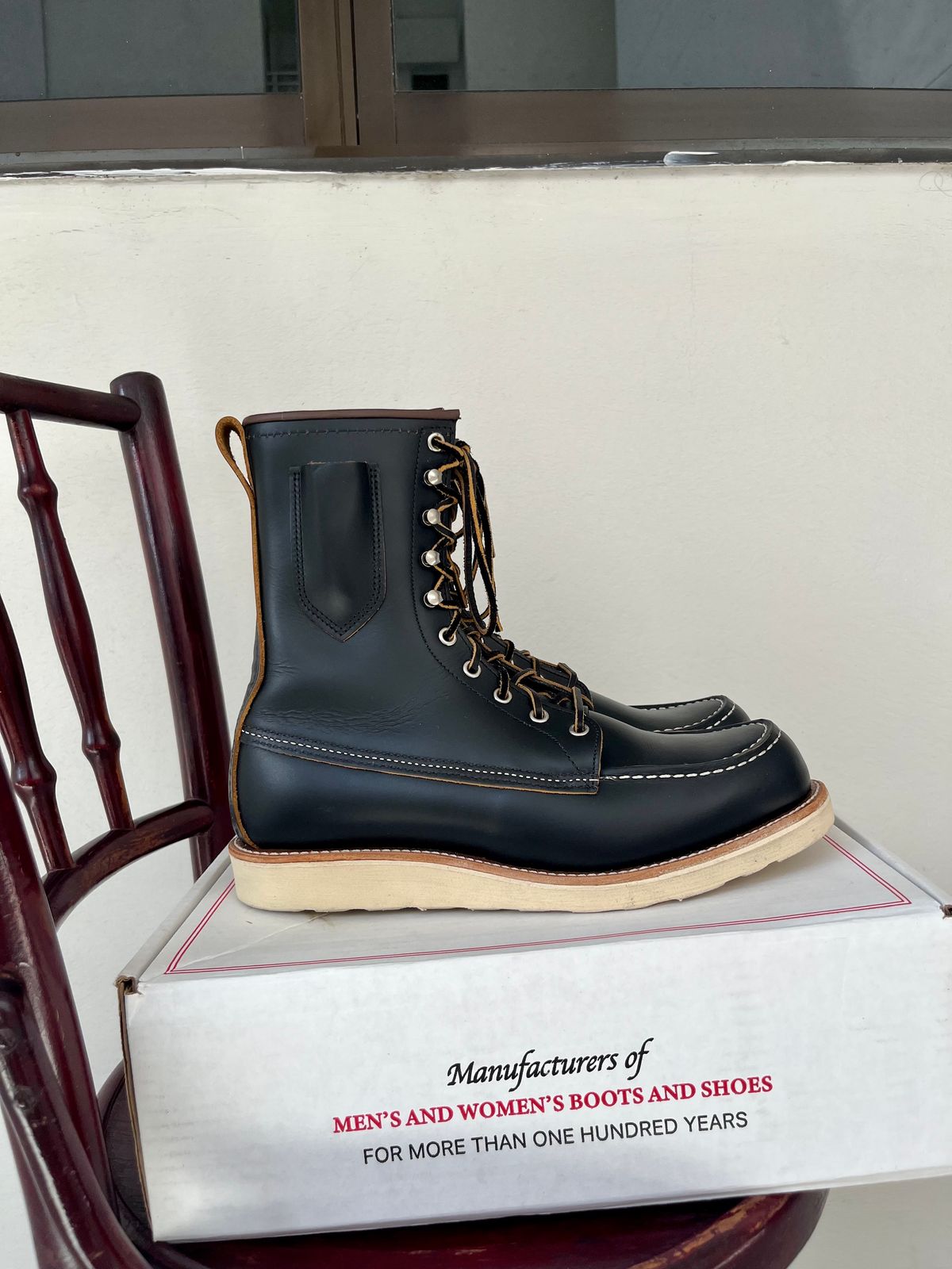Photo by patinathunderdome on October 2, 2022 of the Red Wing 8-Inch Classic Moc in S.B. Foot Black Klondike.