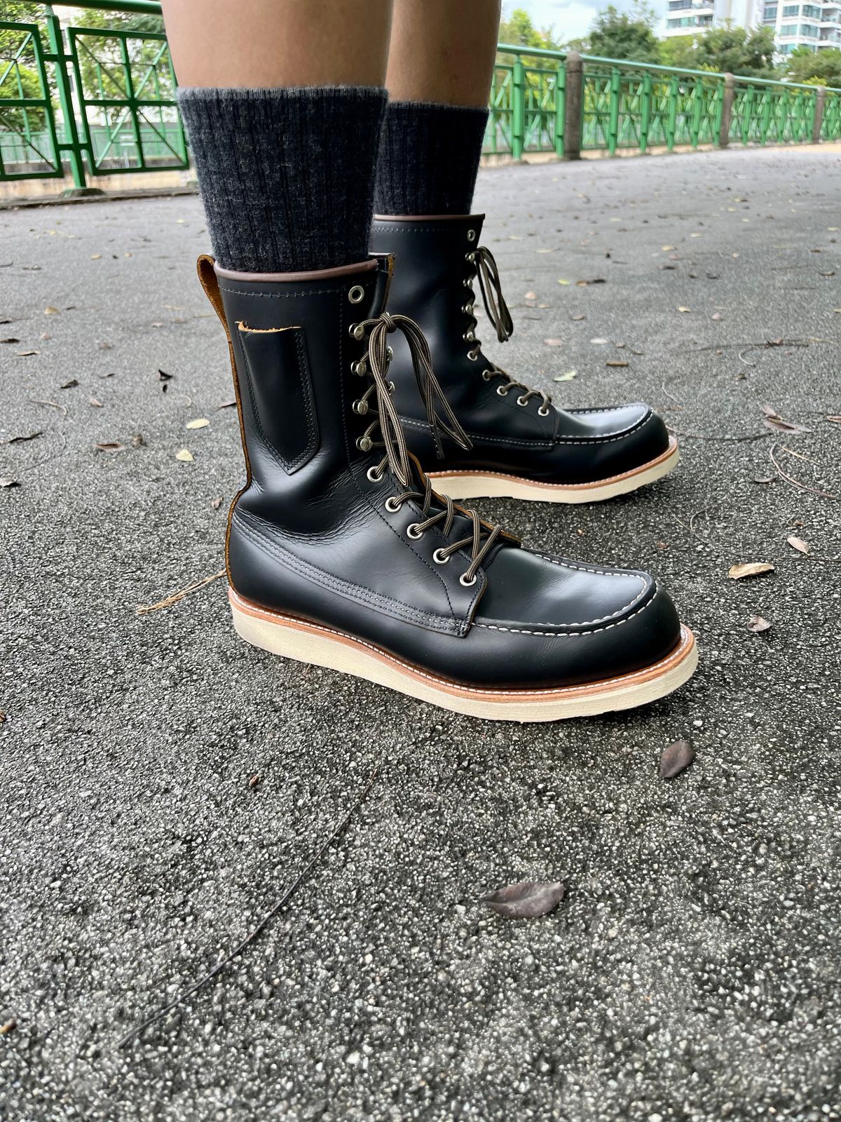 Photo by patinathunderdome on October 5, 2022 of the Red Wing 8-Inch Classic Moc in S.B. Foot Black Klondike.