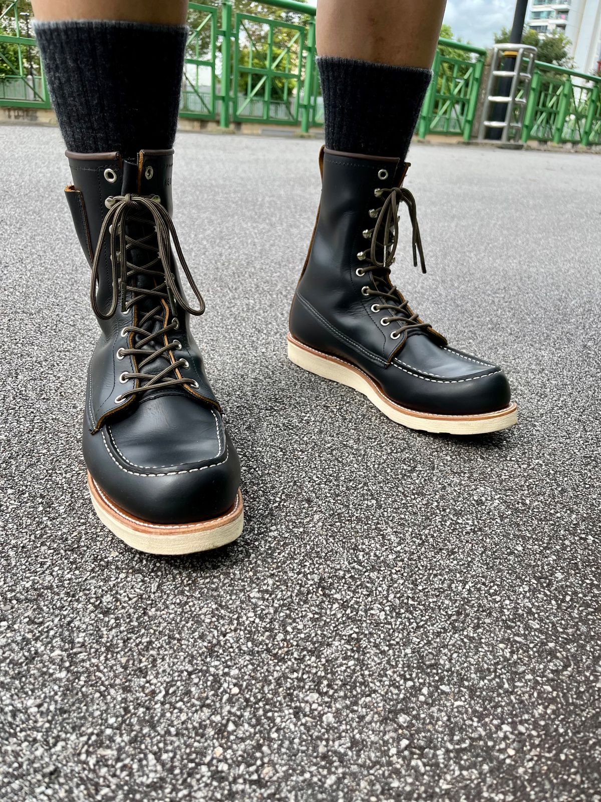 Photo by patinathunderdome on October 5, 2022 of the Red Wing 8-Inch Classic Moc in S.B. Foot Black Klondike.