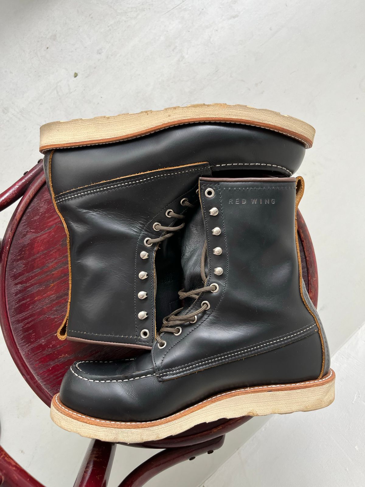 Photo by patinathunderdome on November 5, 2022 of the Red Wing 8-Inch Classic Moc in S.B. Foot Black Klondike.