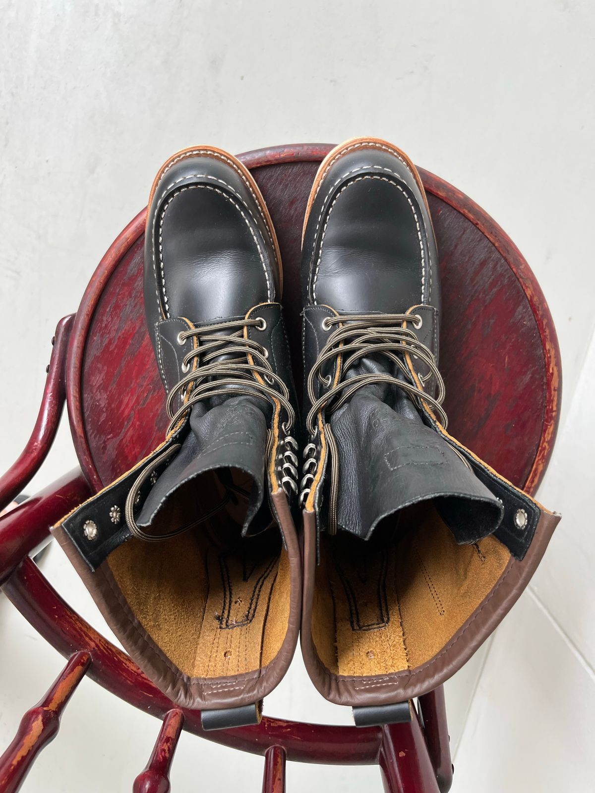 Photo by patinathunderdome on November 5, 2022 of the Red Wing 8-Inch Classic Moc in S.B. Foot Black Klondike.