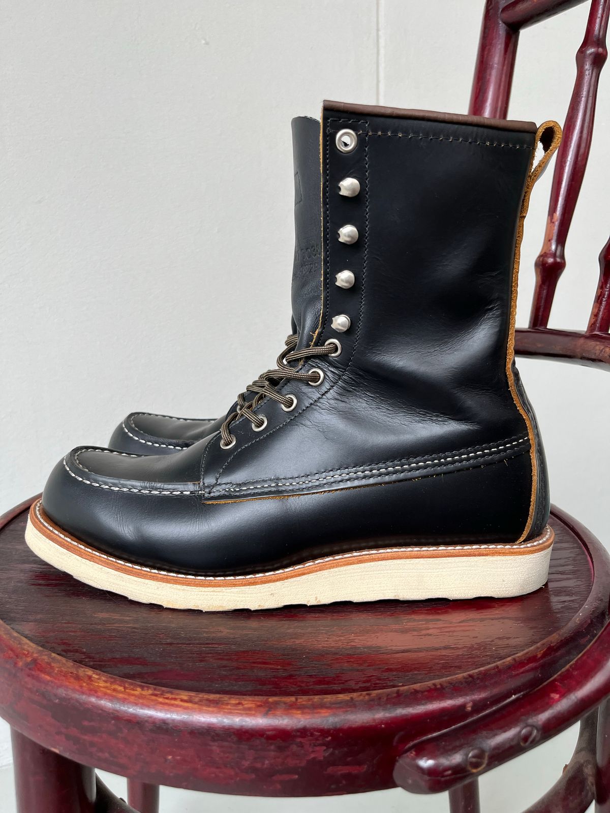 Photo by patinathunderdome on November 5, 2022 of the Red Wing 8-Inch Classic Moc in S.B. Foot Black Klondike.