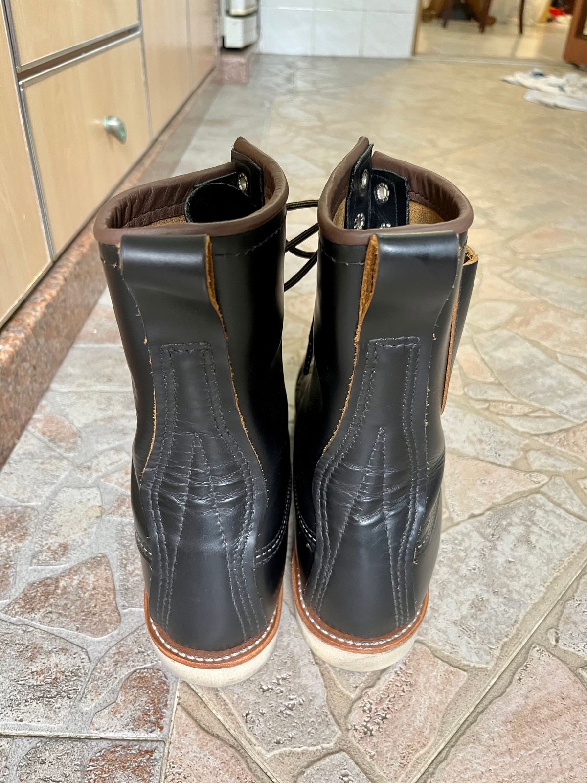 Photo by patinathunderdome on December 5, 2022 of the Red Wing 8-Inch Classic Moc in S.B. Foot Black Klondike.