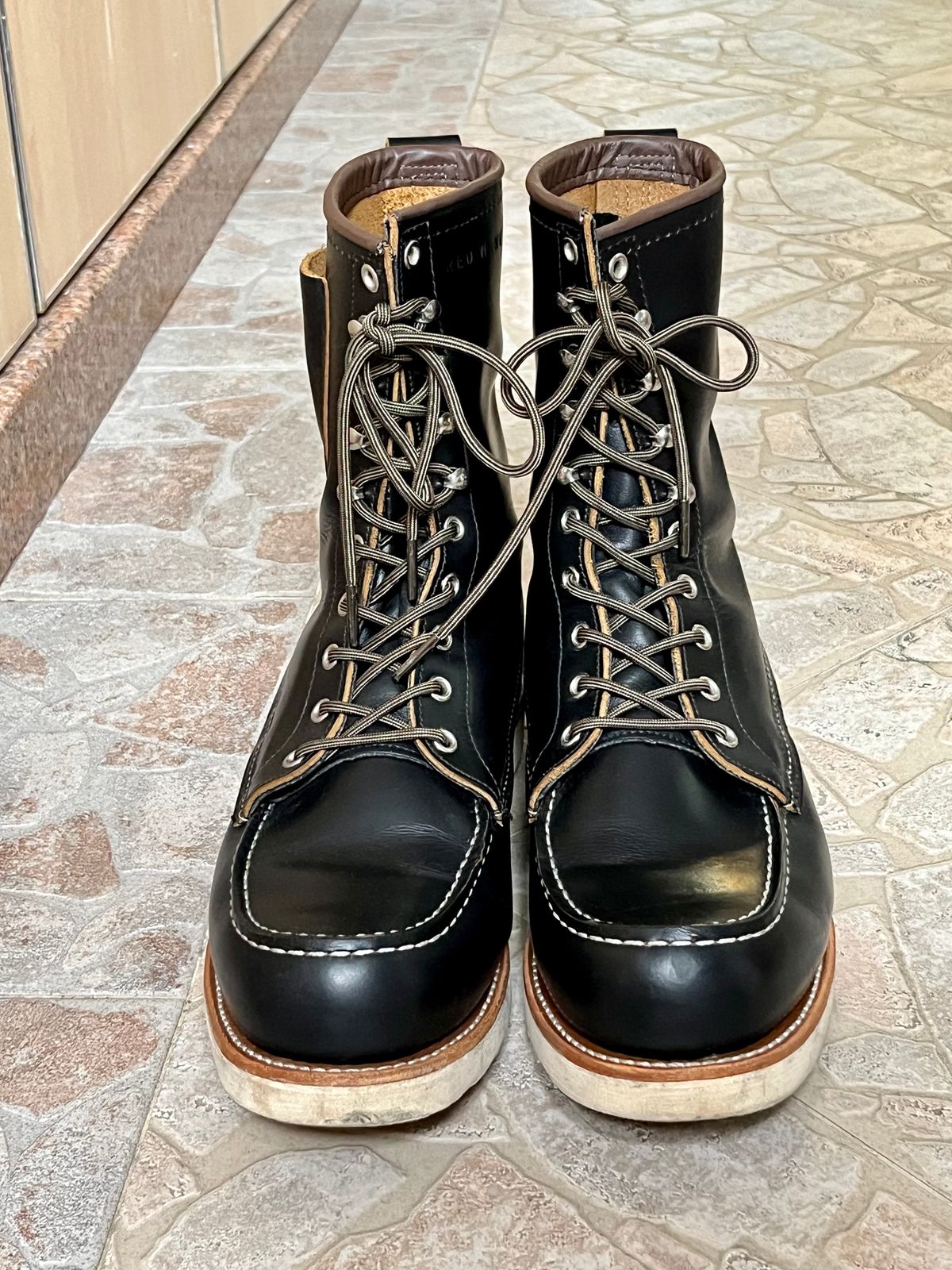 Photo by patinathunderdome on December 5, 2022 of the Red Wing 8-Inch Classic Moc in S.B. Foot Black Klondike.