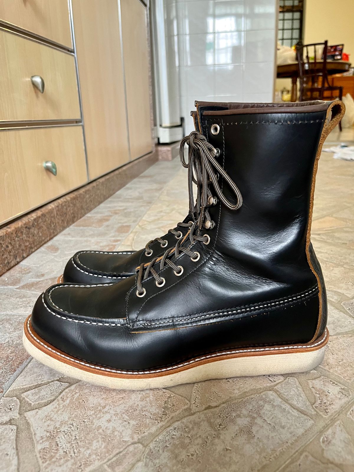 Photo by patinathunderdome on December 5, 2022 of the Red Wing 8-Inch Classic Moc in S.B. Foot Black Klondike.