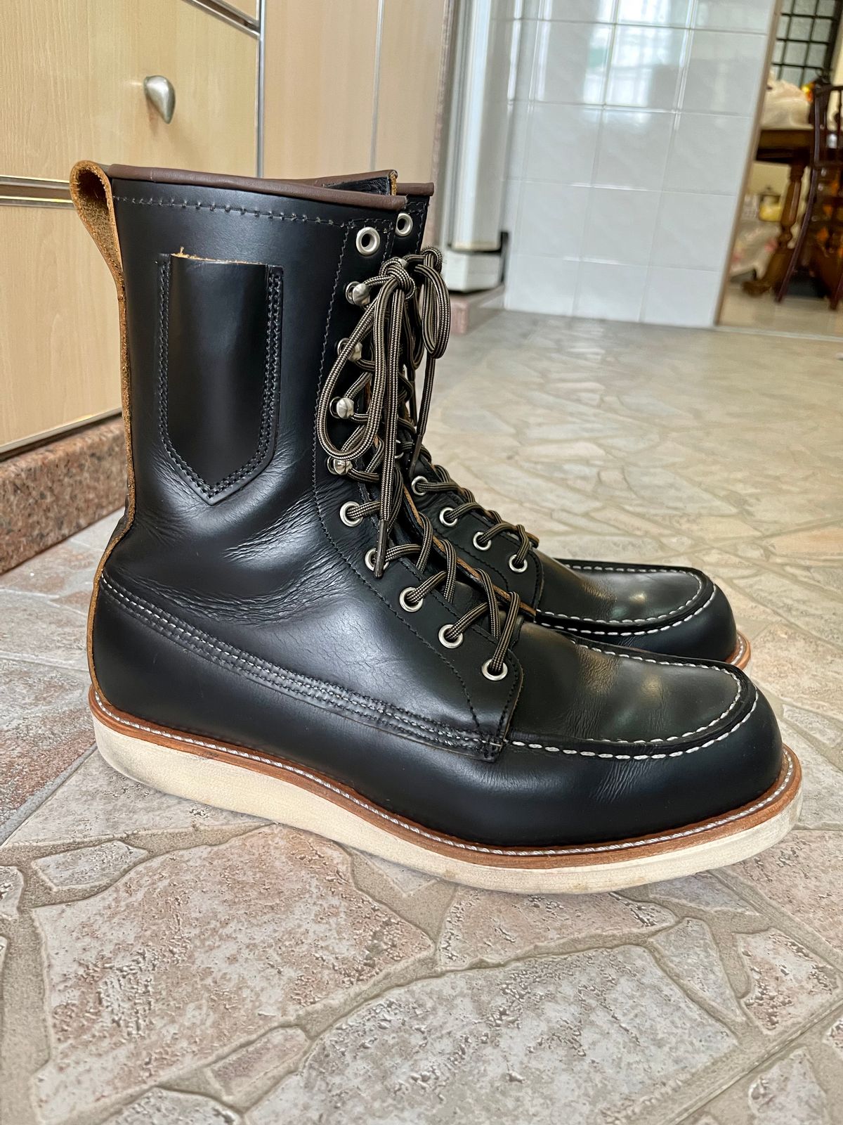 Photo by patinathunderdome on December 5, 2022 of the Red Wing 8-Inch Classic Moc in S.B. Foot Black Klondike.