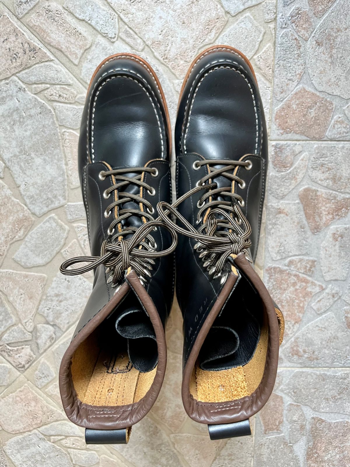 Photo by patinathunderdome on December 5, 2022 of the Red Wing 8-Inch Classic Moc in S.B. Foot Black Klondike.