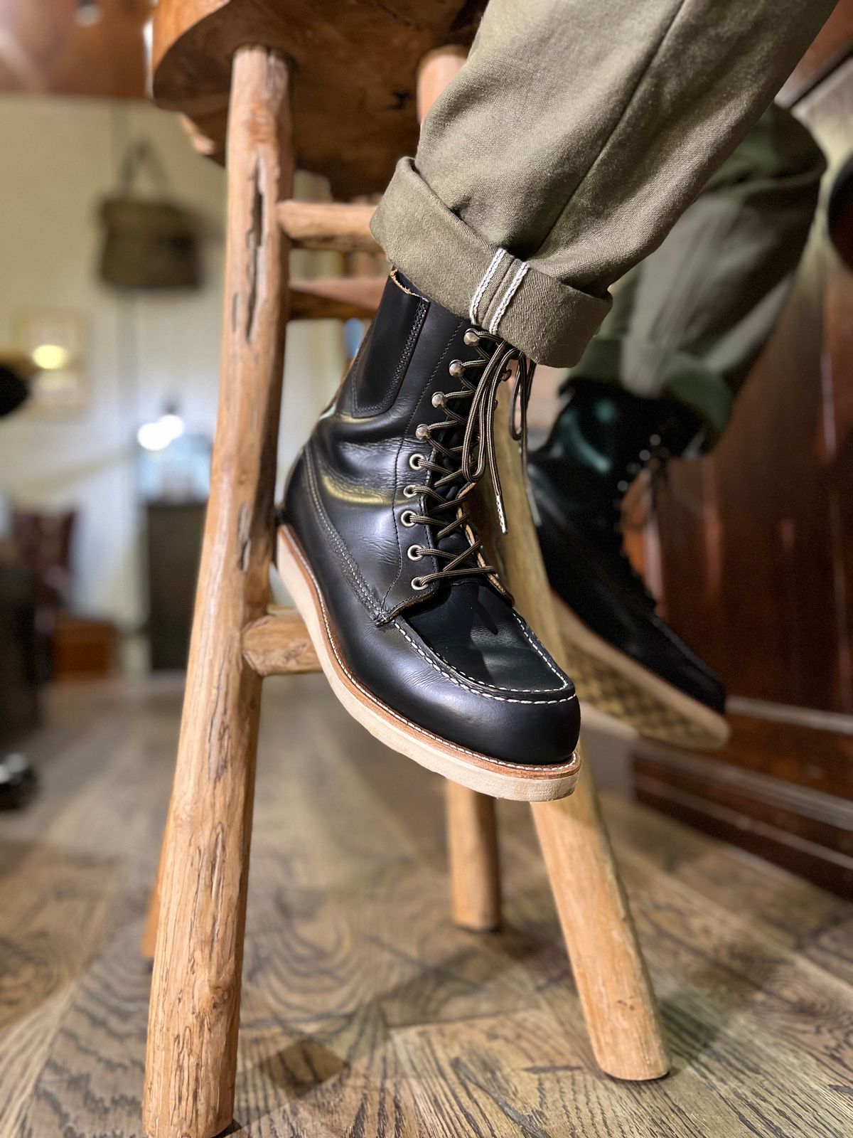 Photo by patinathunderdome on January 5, 2023 of the Red Wing 8-Inch Classic Moc in S.B. Foot Black Klondike.