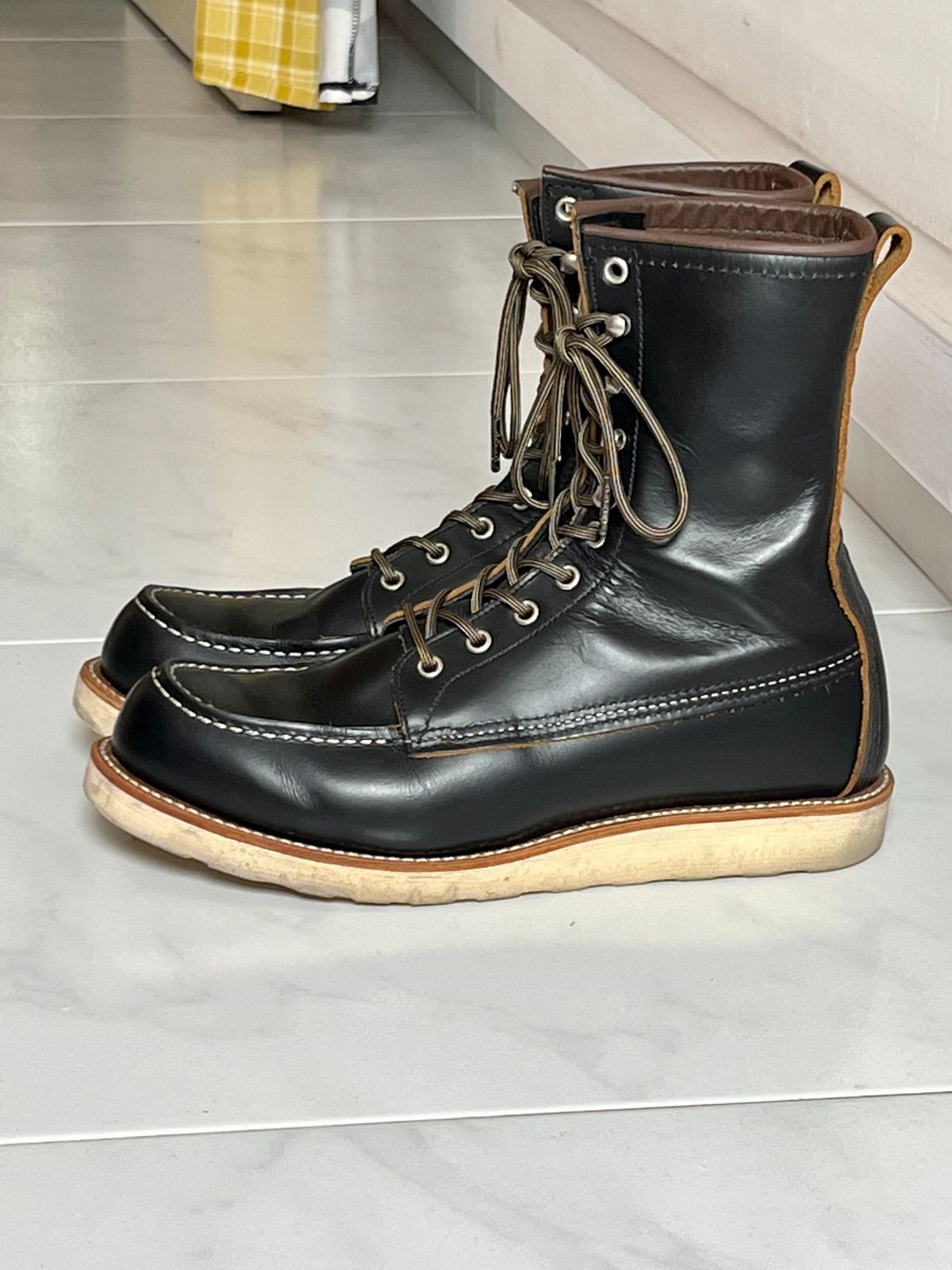 Photo by patinathunderdome on February 6, 2023 of the Red Wing 8-Inch Classic Moc in S.B. Foot Black Klondike.