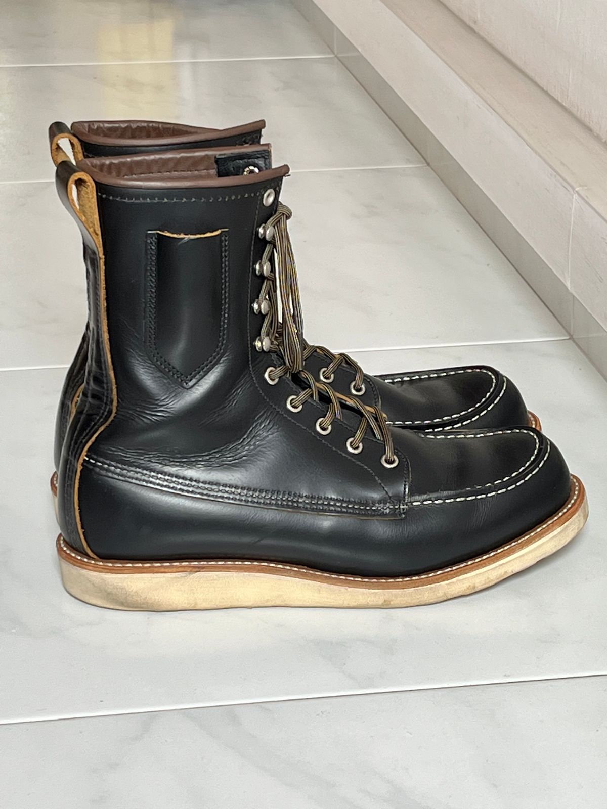 Photo by patinathunderdome on February 6, 2023 of the Red Wing 8-Inch Classic Moc in S.B. Foot Black Klondike.