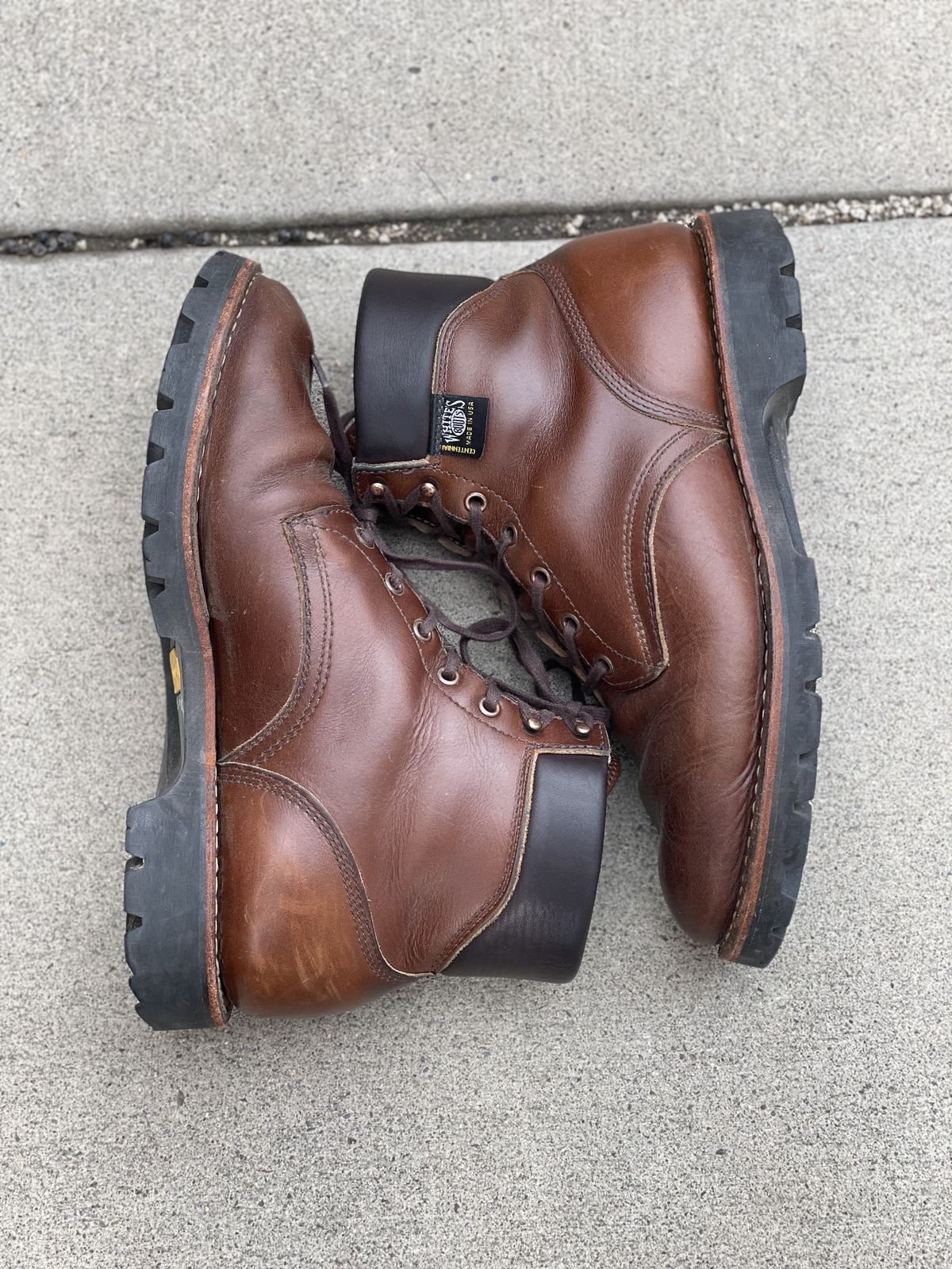 Photo by patinathunderdome on March 5, 2022 of the White's Hiker in Horween British Tan Chromexcel.