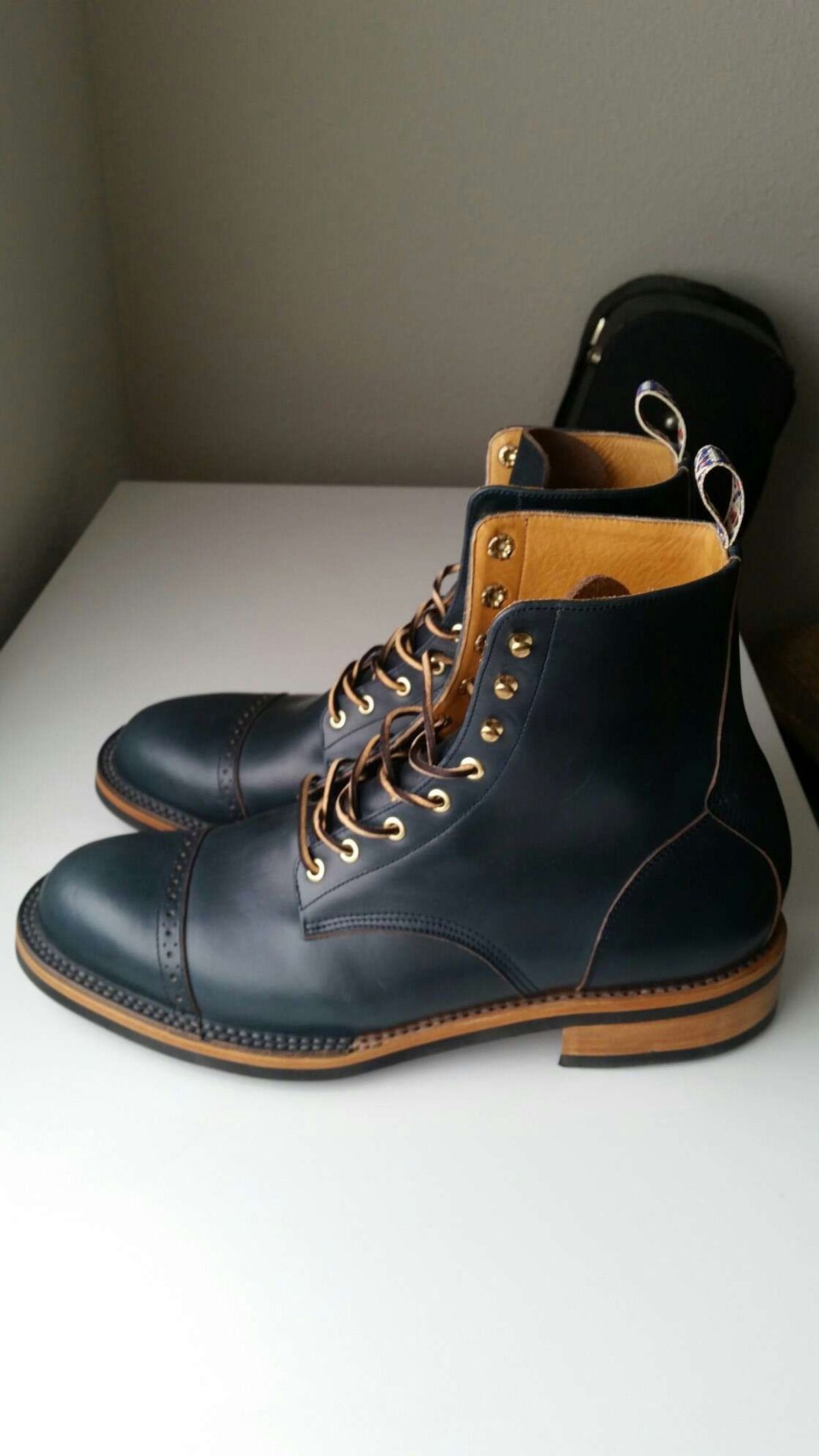 Photo by patinathunderdome on October 4, 2021 of the Unmarked DB Hunter in Horween Navy Chromexcel.