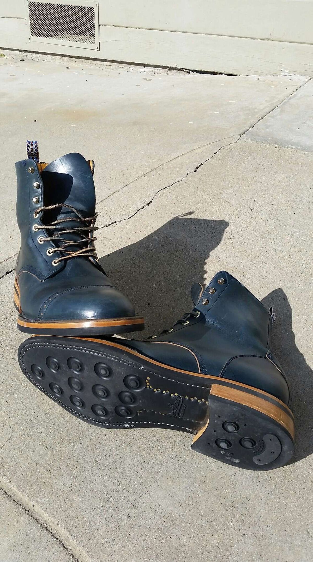 Photo by patinathunderdome on November 2, 2021 of the Unmarked DB Hunter in Horween Navy Chromexcel.