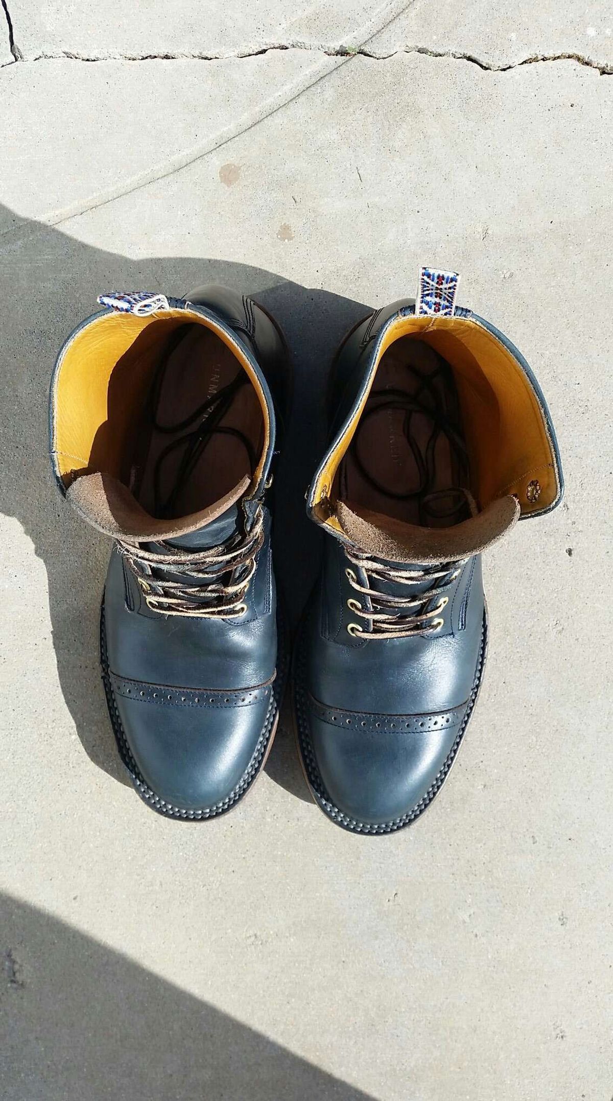 Photo by patinathunderdome on November 2, 2021 of the Unmarked DB Hunter in Horween Navy Chromexcel.