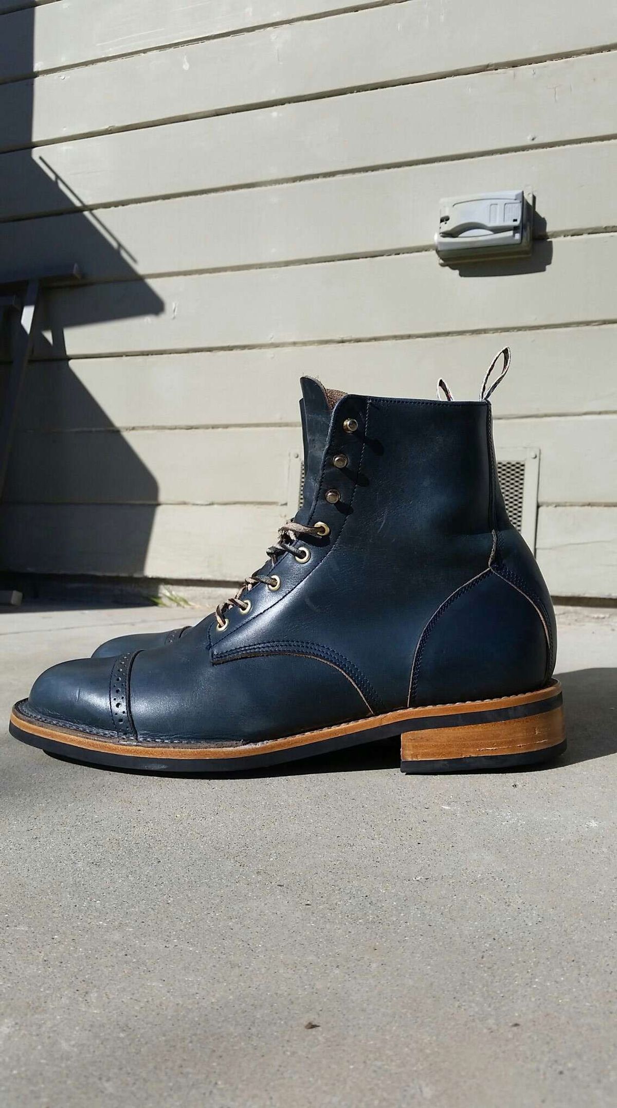 Photo by patinathunderdome on November 2, 2021 of the Unmarked DB Hunter in Horween Navy Chromexcel.