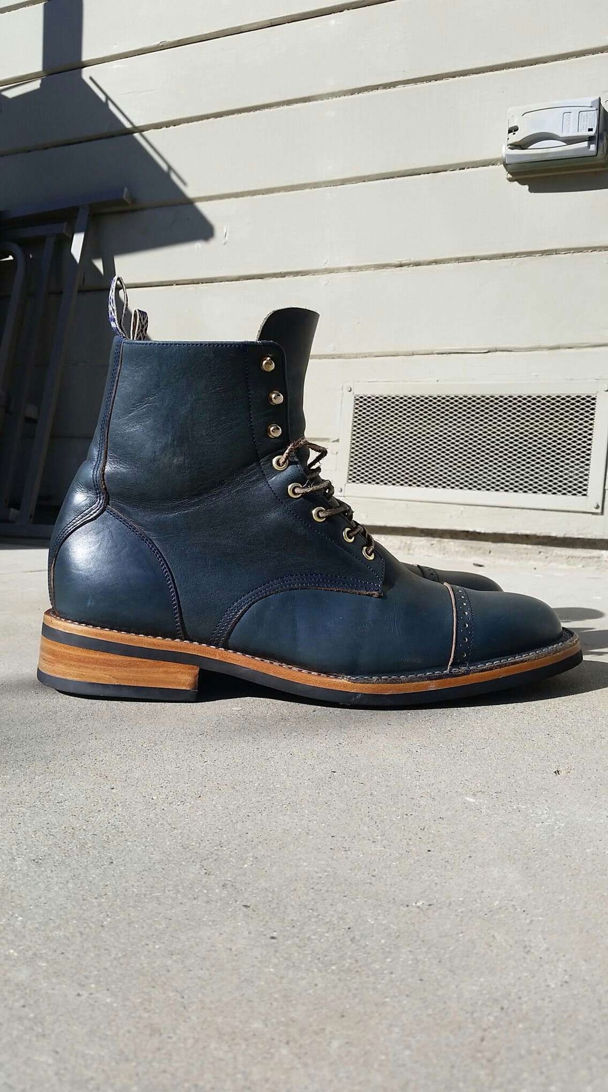 Photo by patinathunderdome on November 2, 2021 of the Unmarked DB Hunter in Horween Navy Chromexcel.