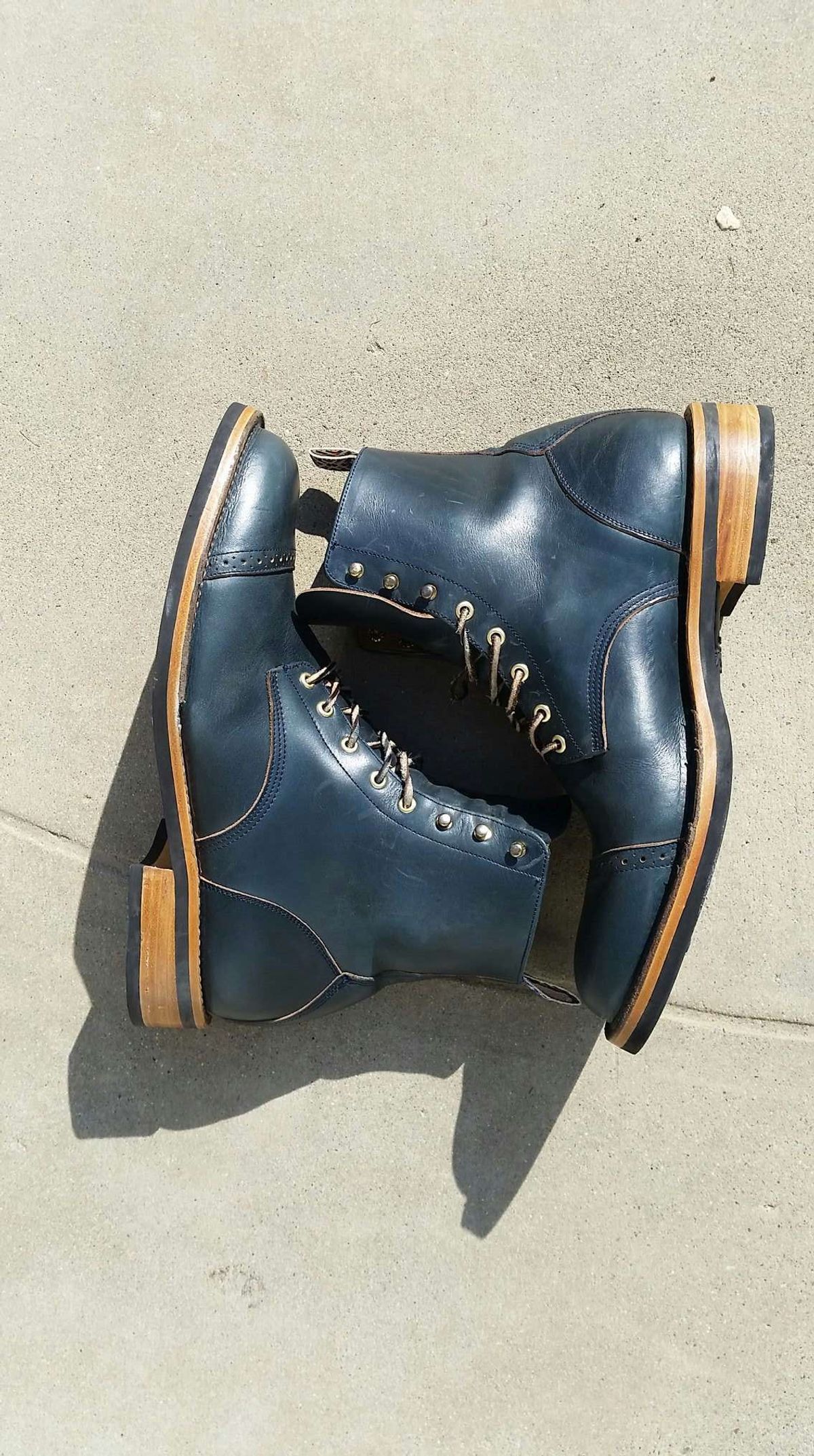 Photo by patinathunderdome on November 2, 2021 of the Unmarked DB Hunter in Horween Navy Chromexcel.