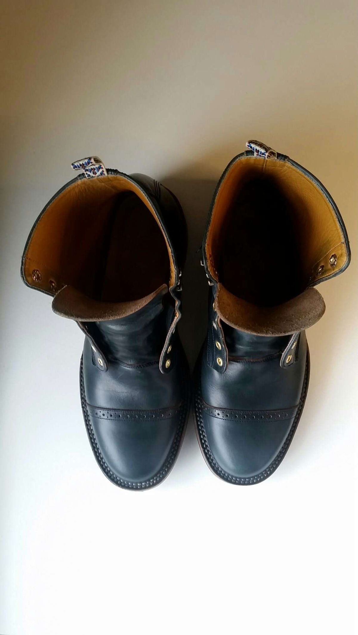 Photo by patinathunderdome on December 3, 2021 of the Unmarked DB Hunter in Horween Navy Chromexcel.