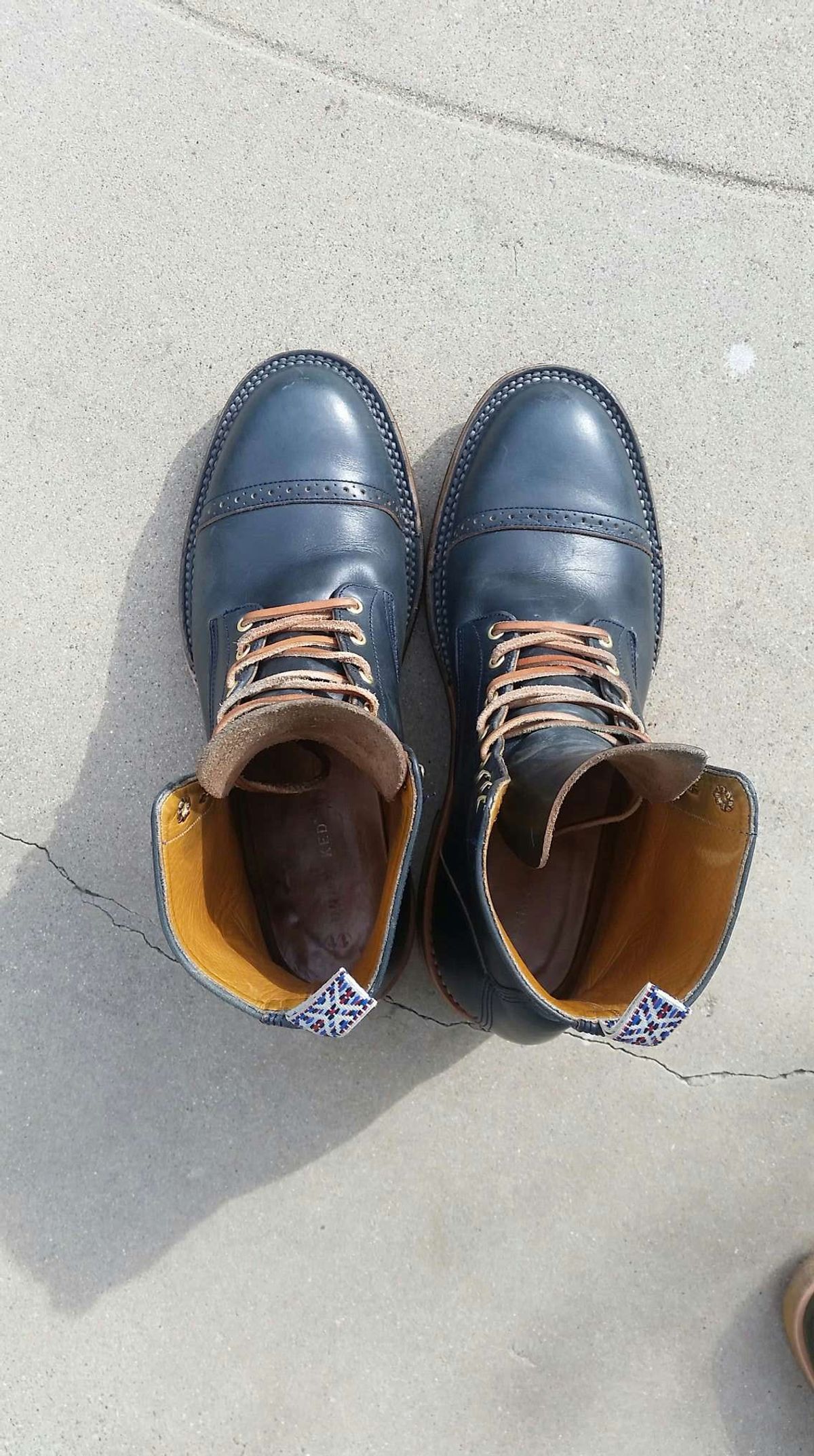 Photo by patinathunderdome on February 3, 2022 of the Unmarked DB Hunter in Horween Navy Chromexcel.