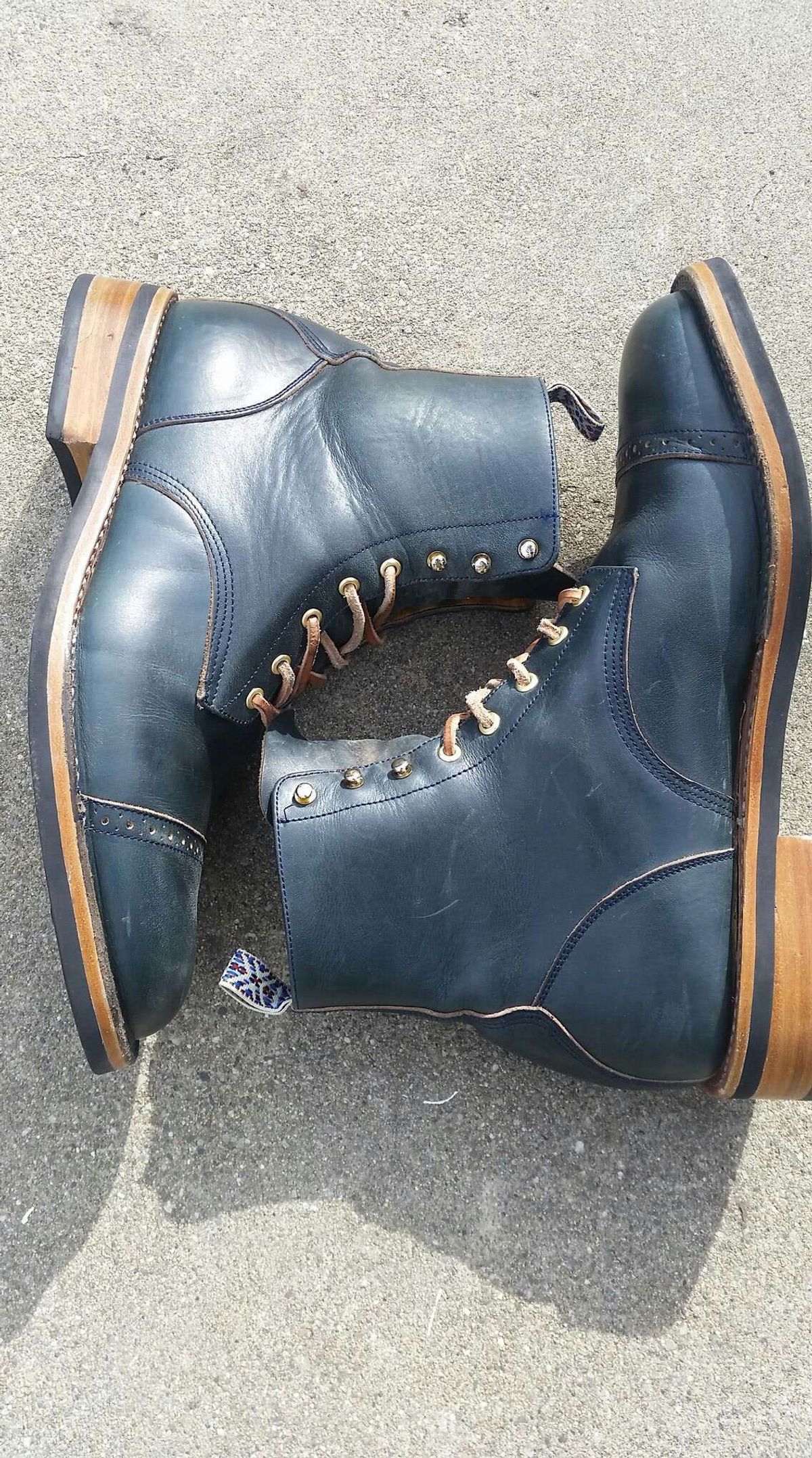Photo by patinathunderdome on February 3, 2022 of the Unmarked DB Hunter in Horween Navy Chromexcel.