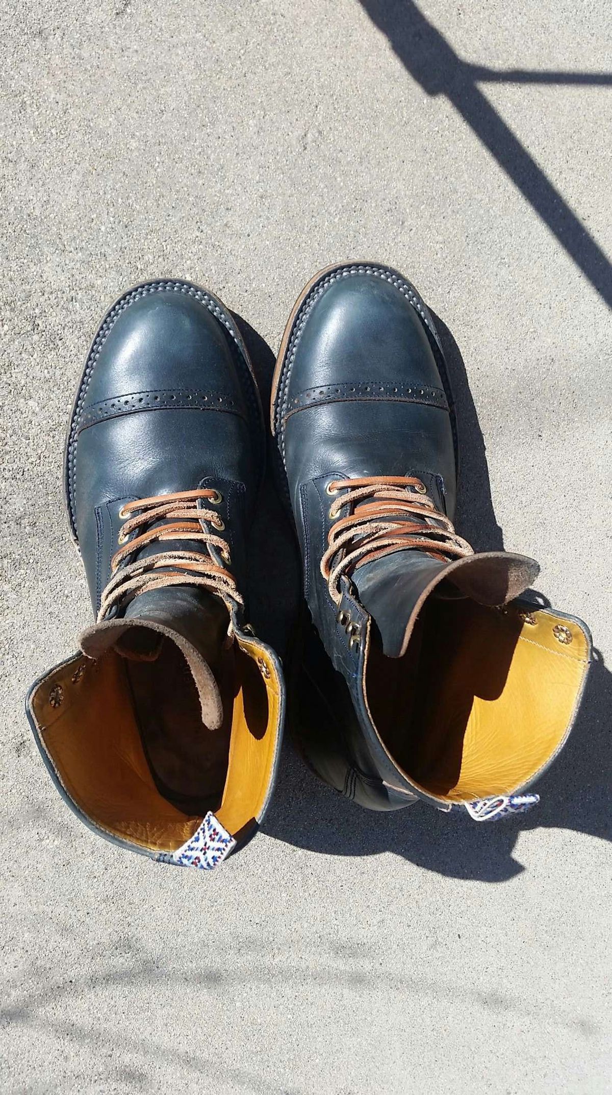 Photo by patinathunderdome on March 5, 2022 of the Unmarked DB Hunter in Horween Navy Chromexcel.