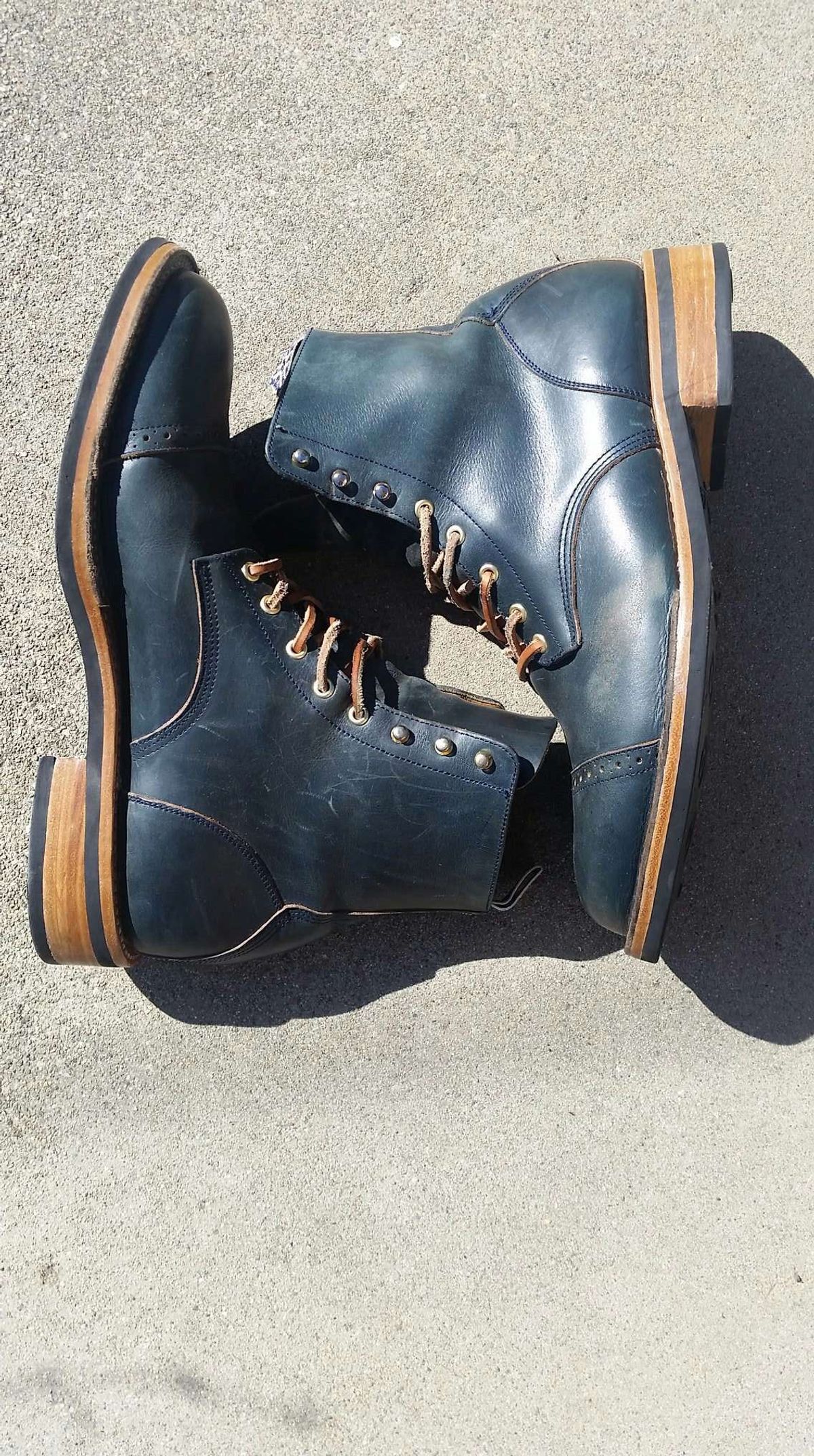 Photo by patinathunderdome on March 5, 2022 of the Unmarked DB Hunter in Horween Navy Chromexcel.