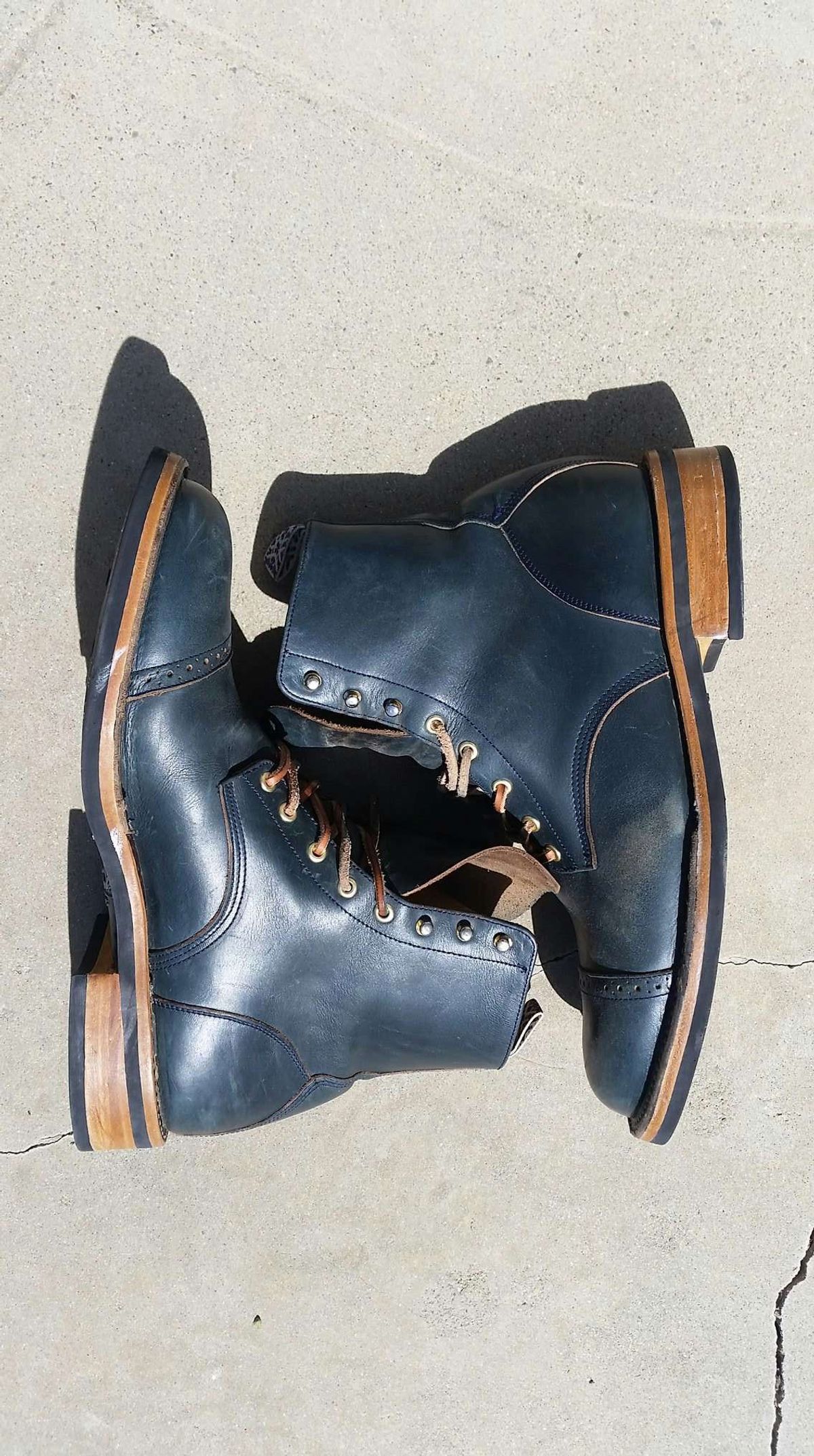 Photo by patinathunderdome on April 5, 2022 of the Unmarked DB Hunter in Horween Navy Chromexcel.