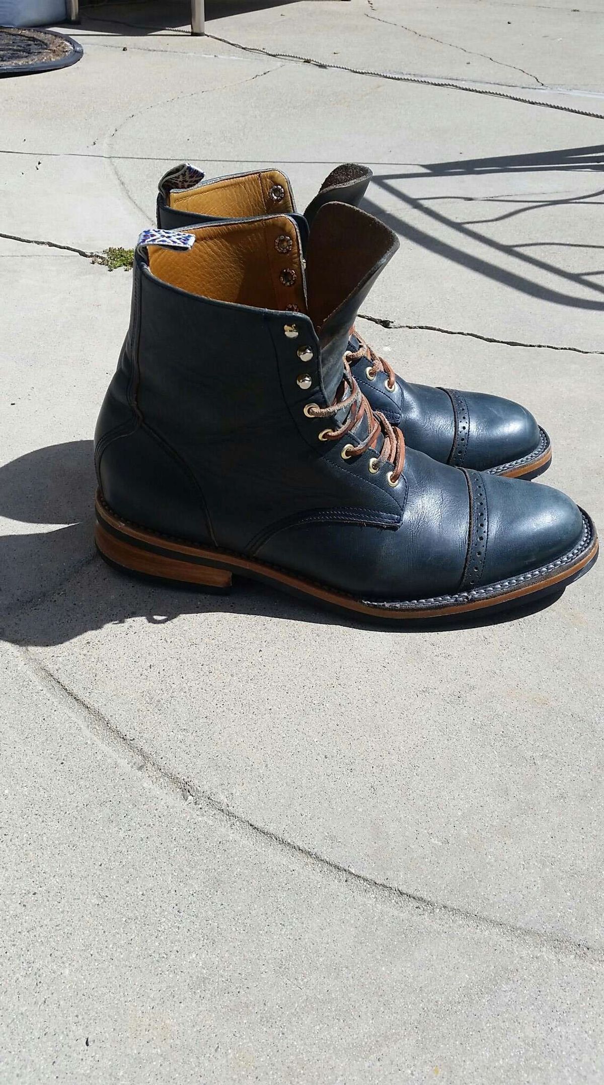 Photo by patinathunderdome on April 5, 2022 of the Unmarked DB Hunter in Horween Navy Chromexcel.