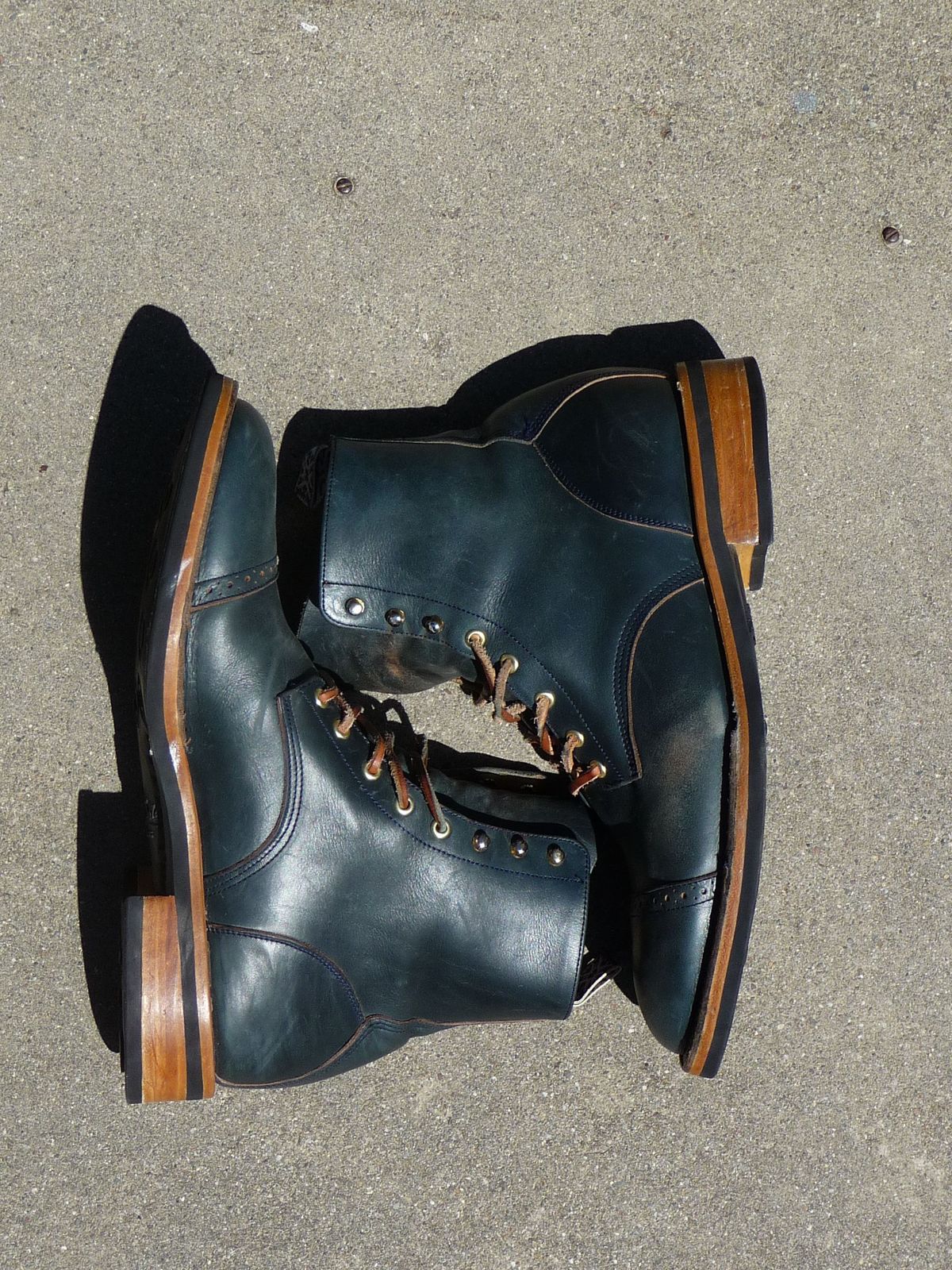 Photo by patinathunderdome on May 5, 2022 of the Unmarked DB Hunter in Horween Navy Chromexcel.