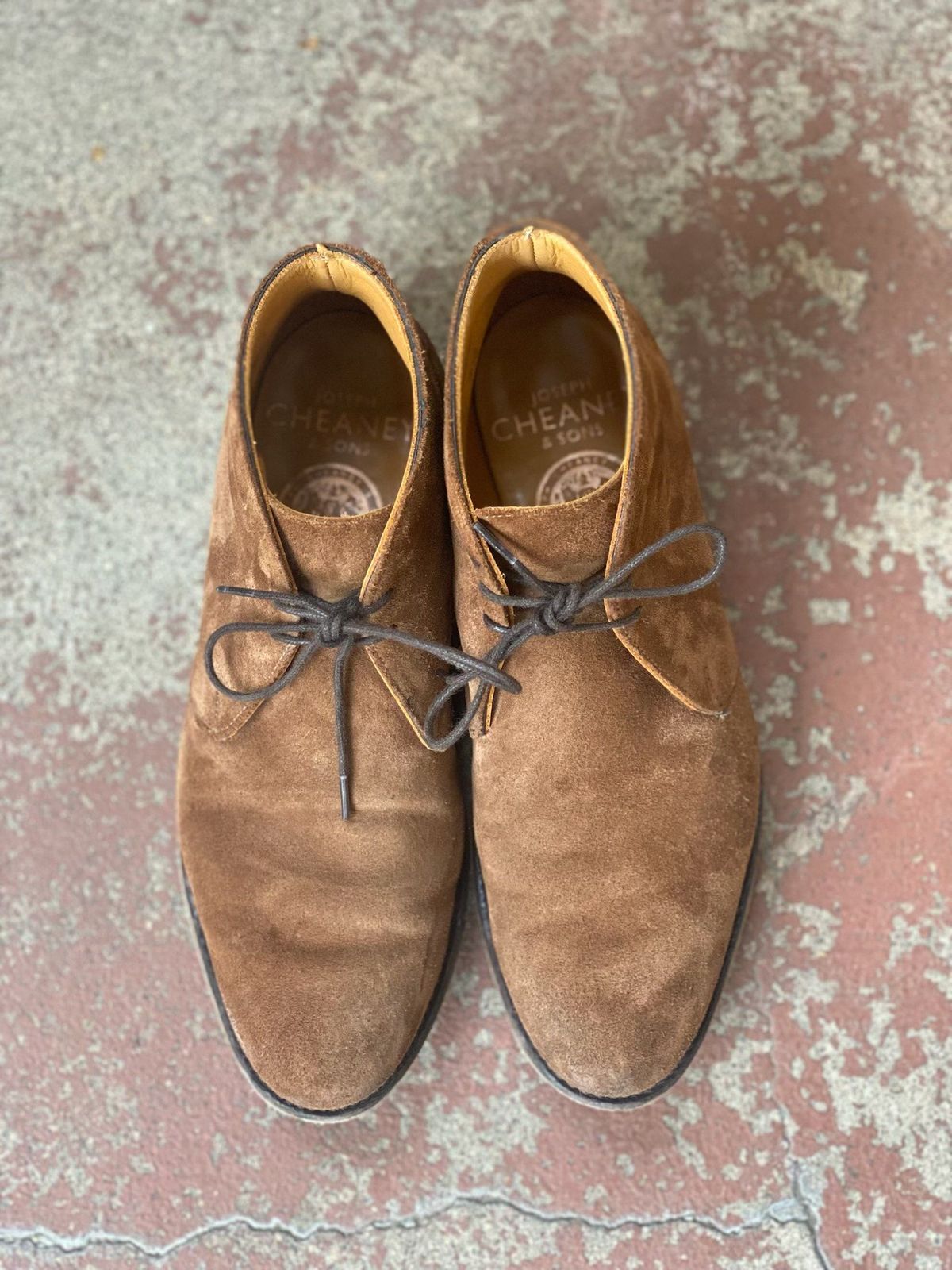 Photo by patinathunderdome on November 2, 2021 of the Cheaney Chukka Boot in Fox Suede.