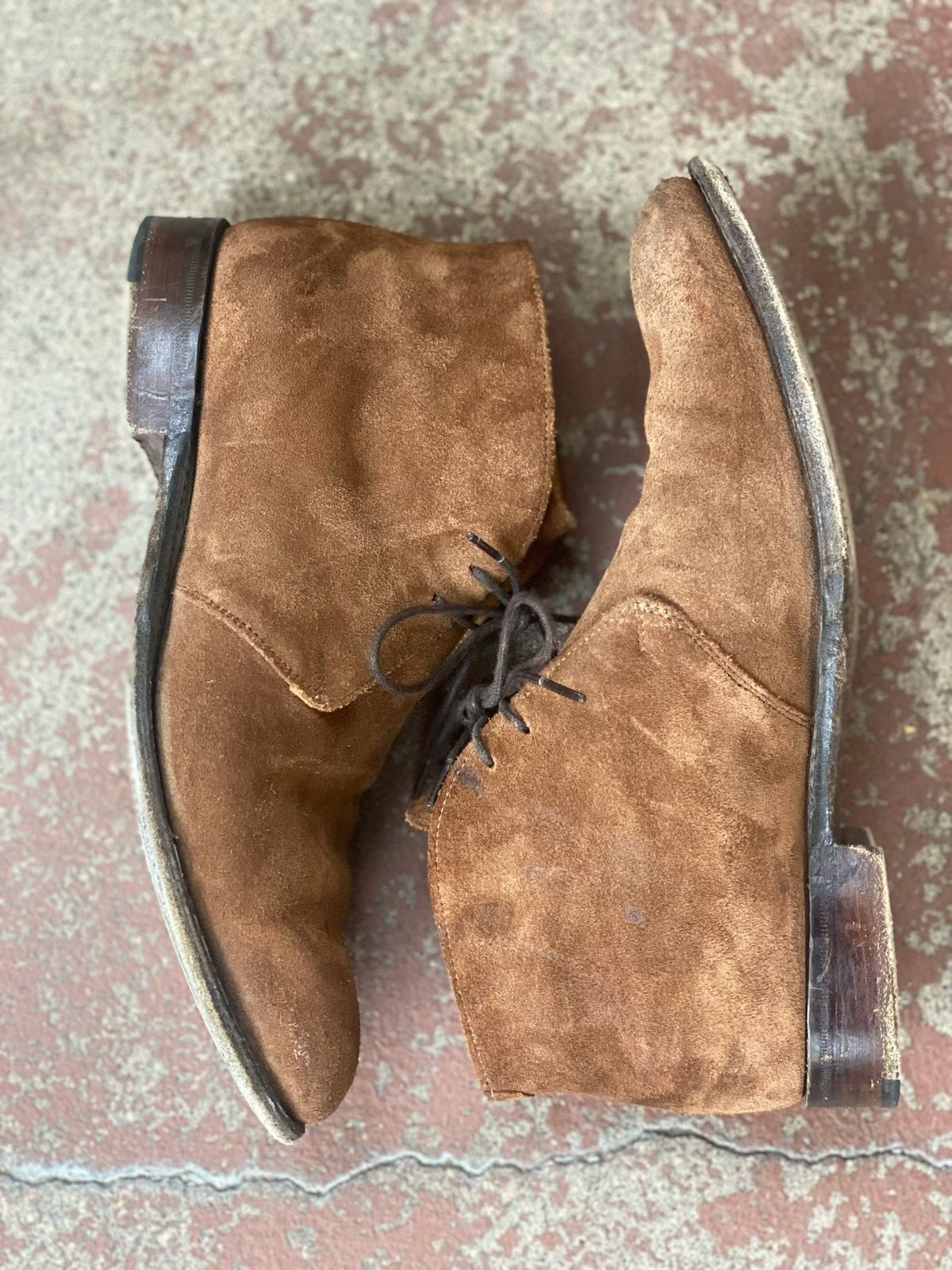Photo by patinathunderdome on November 2, 2021 of the Cheaney Chukka Boot in Fox Suede.