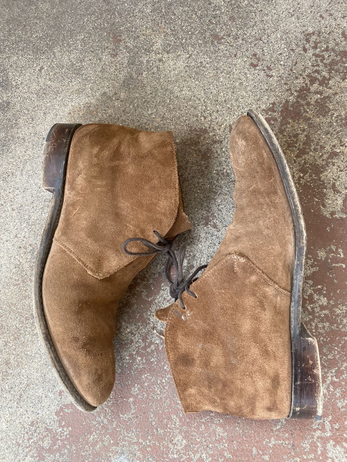 Photo by patinathunderdome on December 6, 2021 of the Cheaney Chukka Boot in Fox Suede.