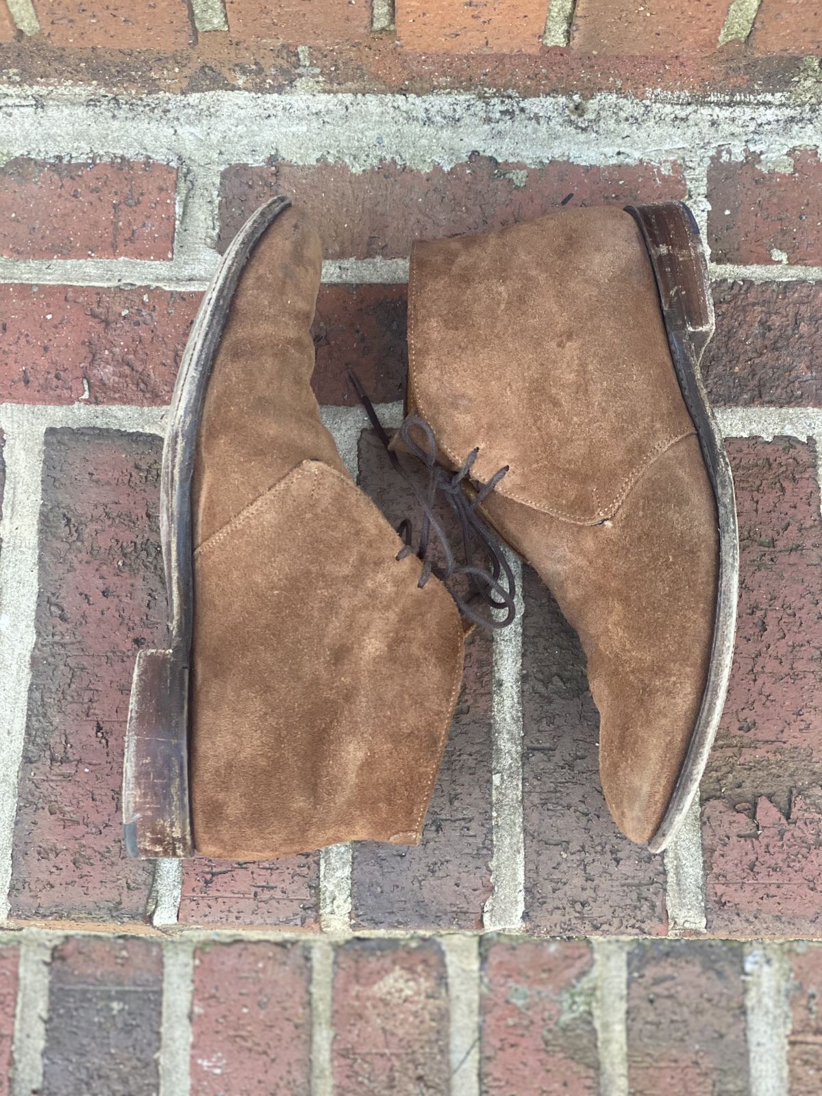 Photo by patinathunderdome on March 3, 2022 of the Cheaney Chukka Boot in Fox Suede.