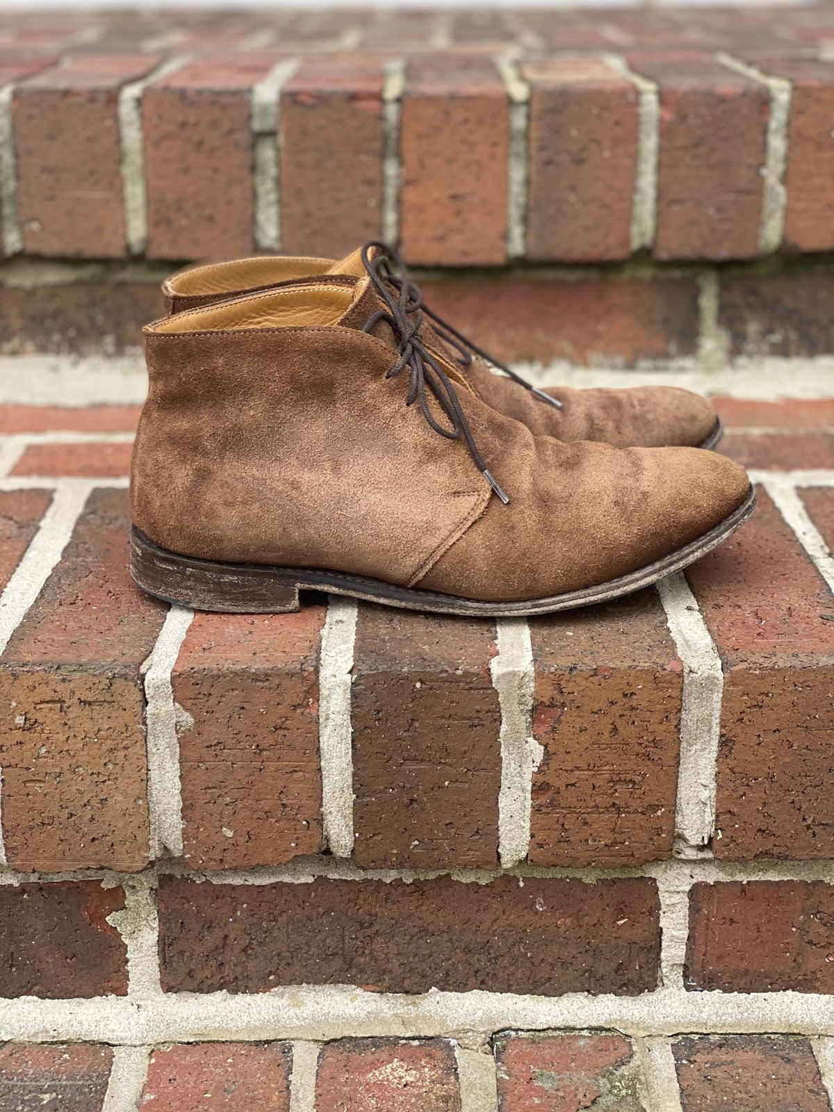 Photo by patinathunderdome on April 4, 2022 of the Cheaney Chukka Boot in Fox Suede.