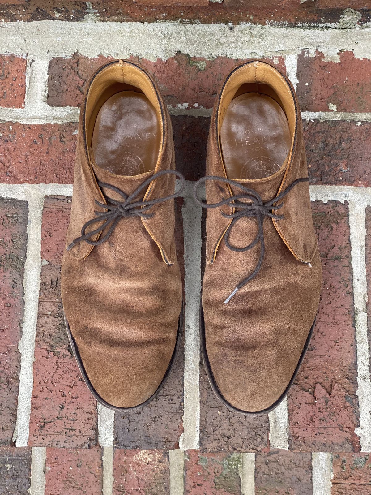 Photo by patinathunderdome on April 4, 2022 of the Cheaney Chukka Boot in Fox Suede.