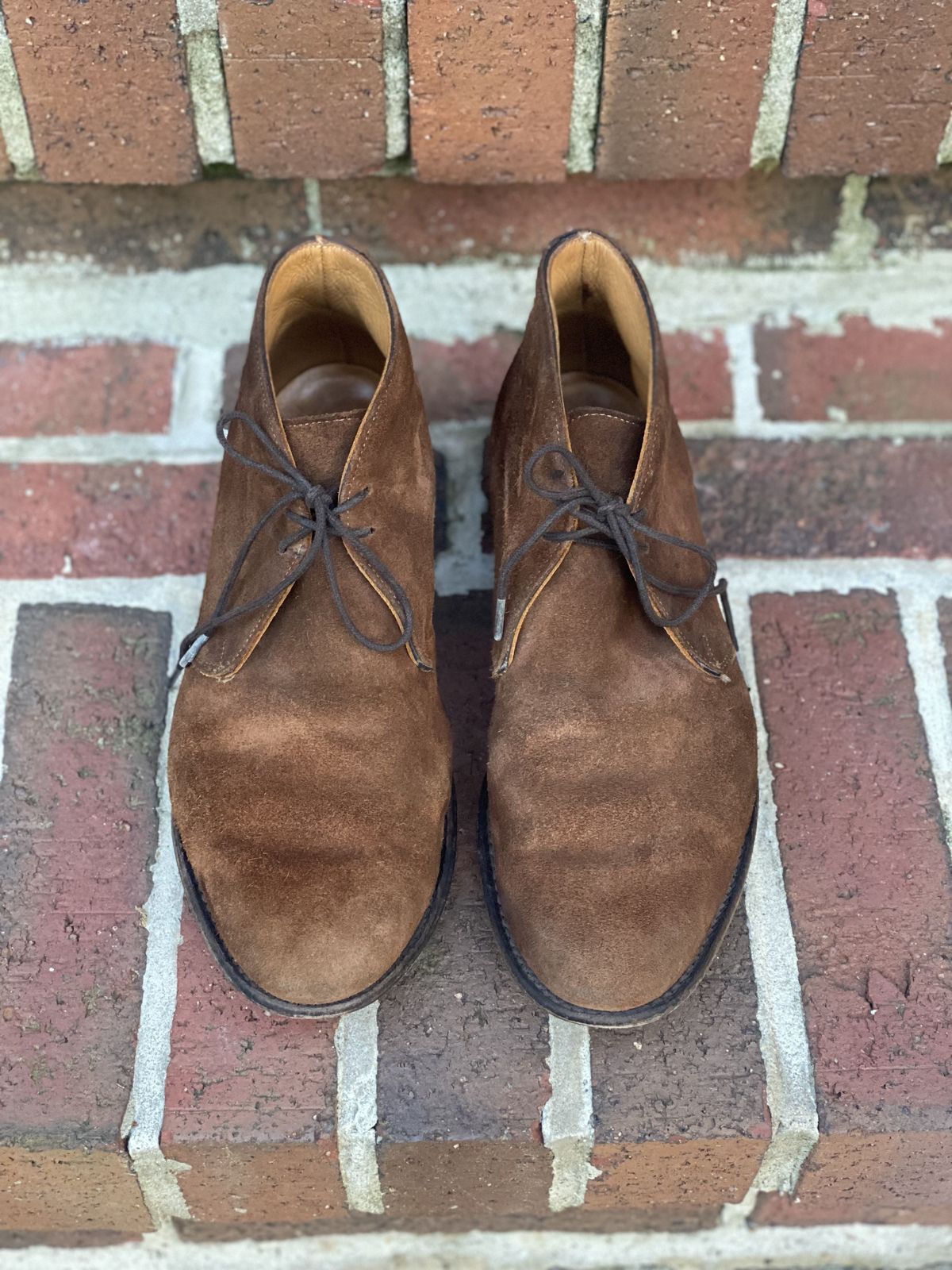 Photo by patinathunderdome on May 6, 2022 of the Cheaney Chukka Boot in Fox Suede.