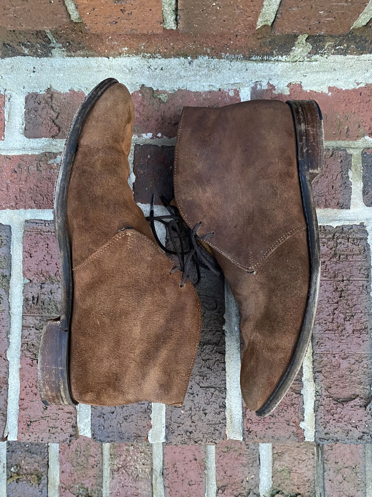 Photo by patinathunderdome on May 6, 2022 of the Cheaney Chukka Boot in Fox Suede.