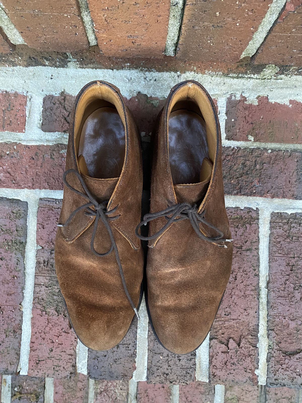 Photo by patinathunderdome on May 6, 2022 of the Cheaney Chukka Boot in Fox Suede.