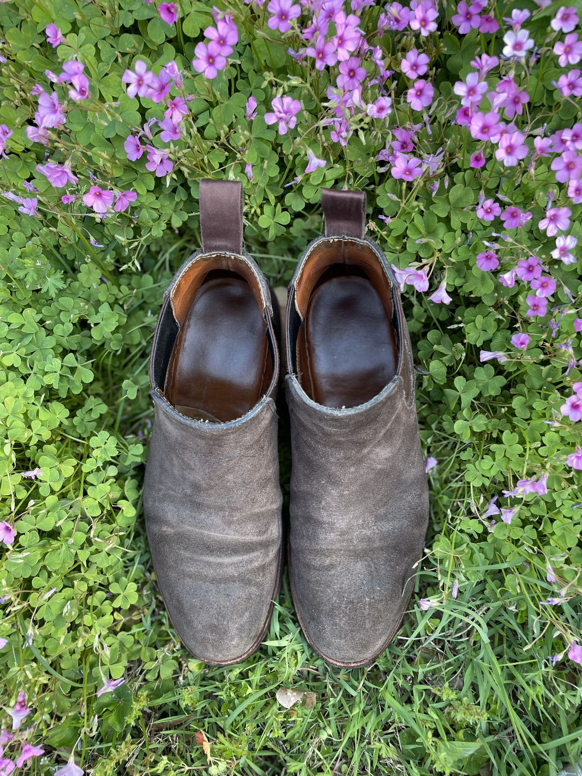 Photo by patinathunderdome on May 5, 2022 of the Grant Stone Chelsea Boot in C.F. Stead Earth Waxy Commander Suede.