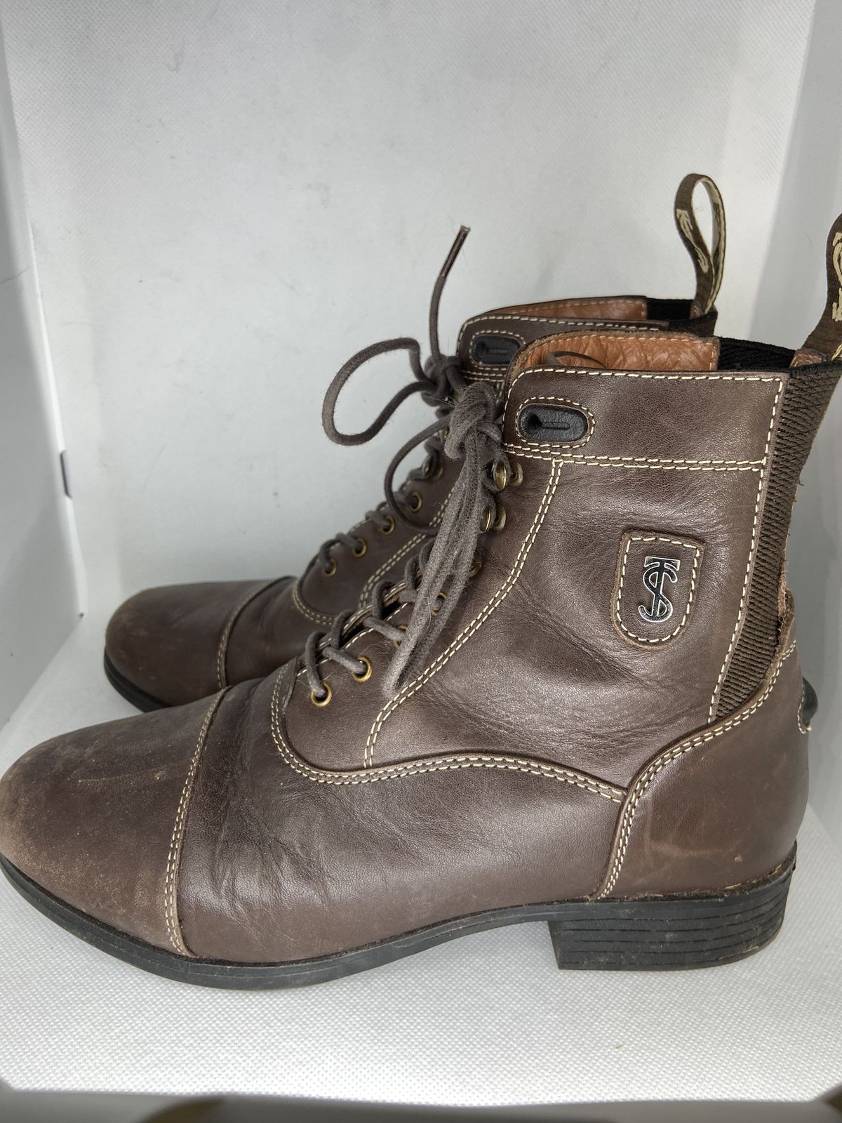 Photo by patinathunderdome on January 6, 2022 of the Tredstep Donatello Paddock Boots Front Lace in Brown Full Grain.