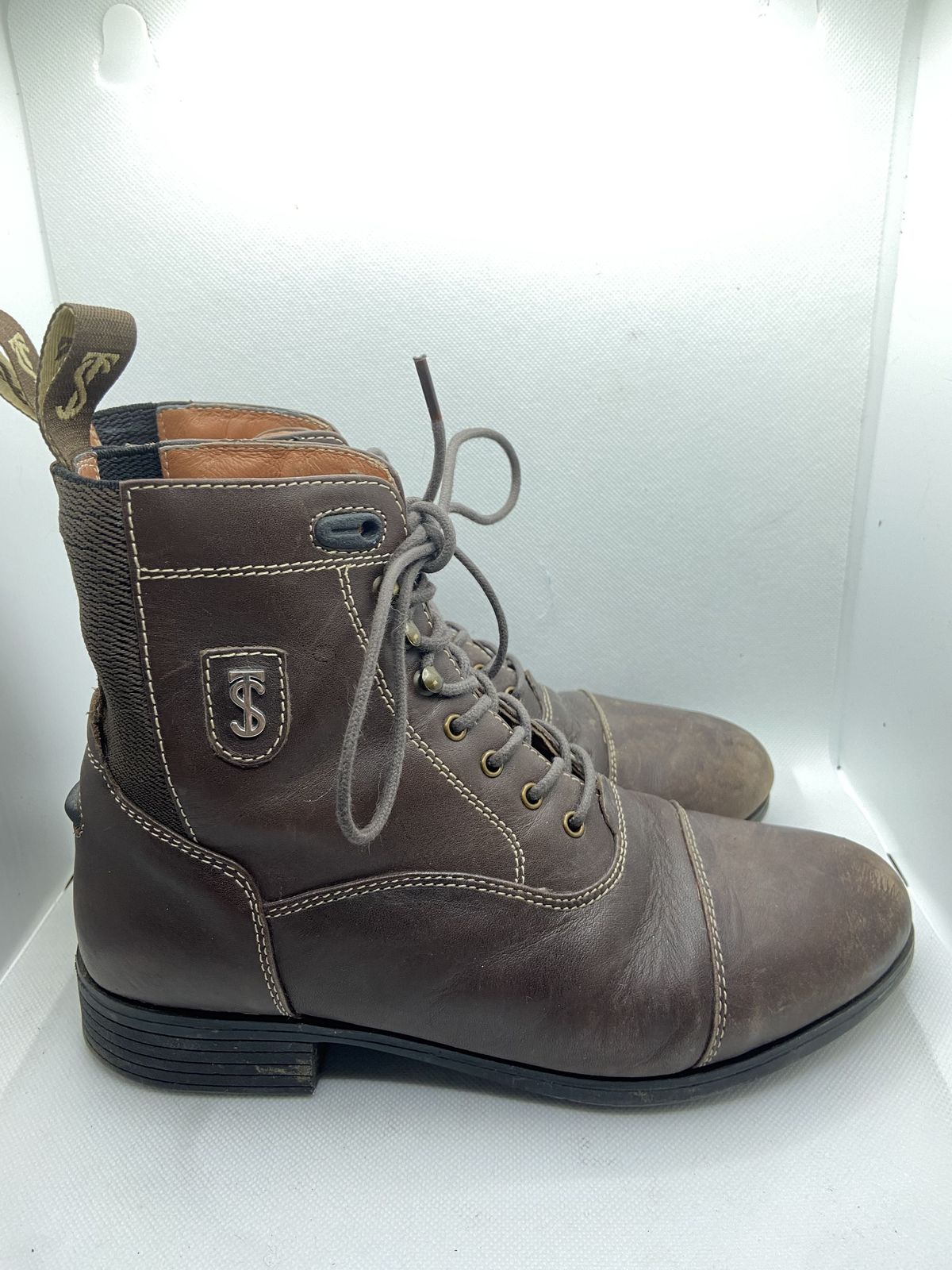 Photo by patinathunderdome on January 6, 2022 of the Tredstep Donatello Paddock Boots Front Lace in Brown Full Grain.