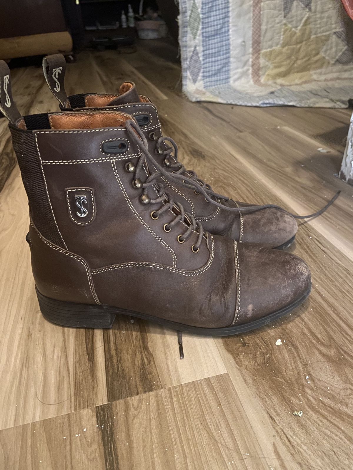 Photo by patinathunderdome on May 6, 2022 of the Tredstep Donatello Paddock Boots Front Lace in Brown Full Grain.