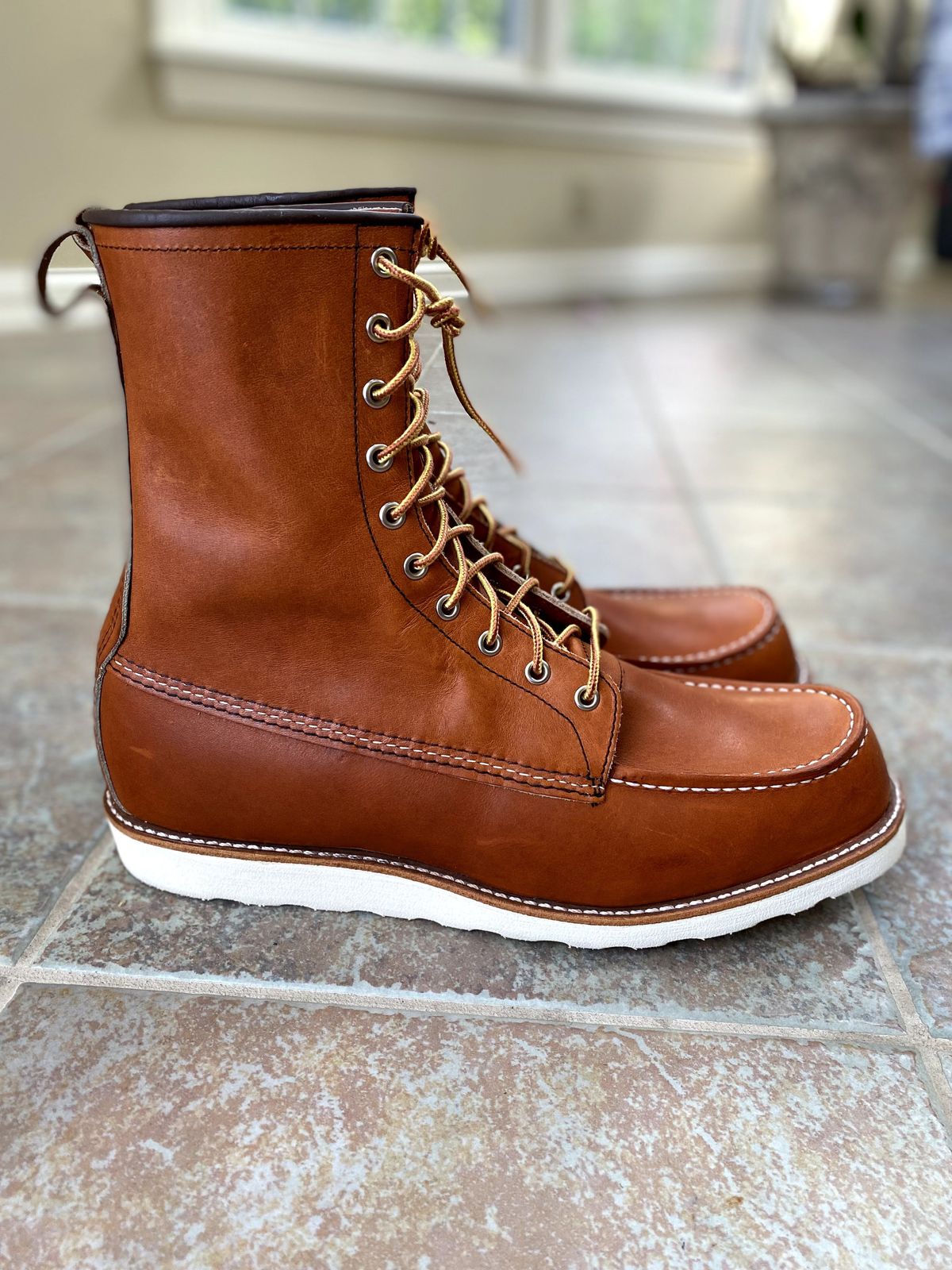Photo by patinathunderdome on October 2, 2021 of the Red Wing 8-Inch Classic Moc in S.B. Foot Oro-Iginal.