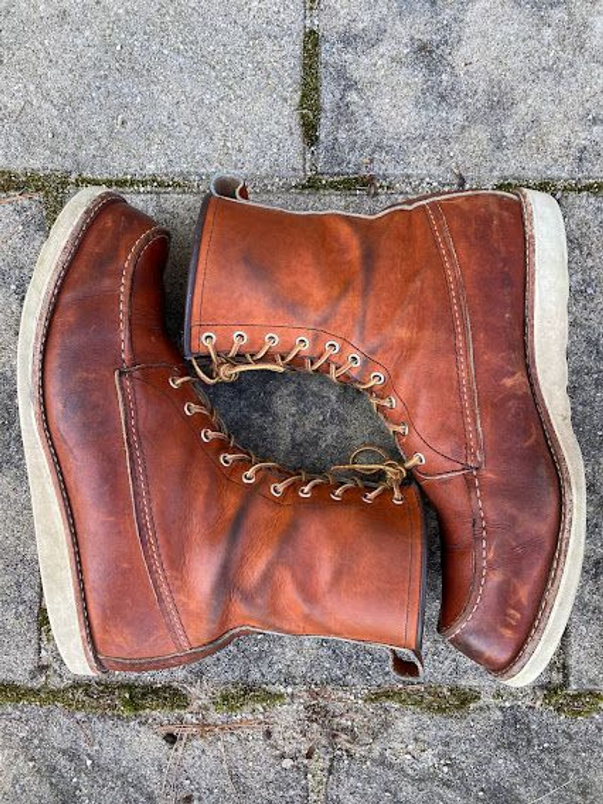 Photo by patinathunderdome on March 5, 2022 of the Red Wing 8-Inch Classic Moc in S.B. Foot Oro-Iginal.