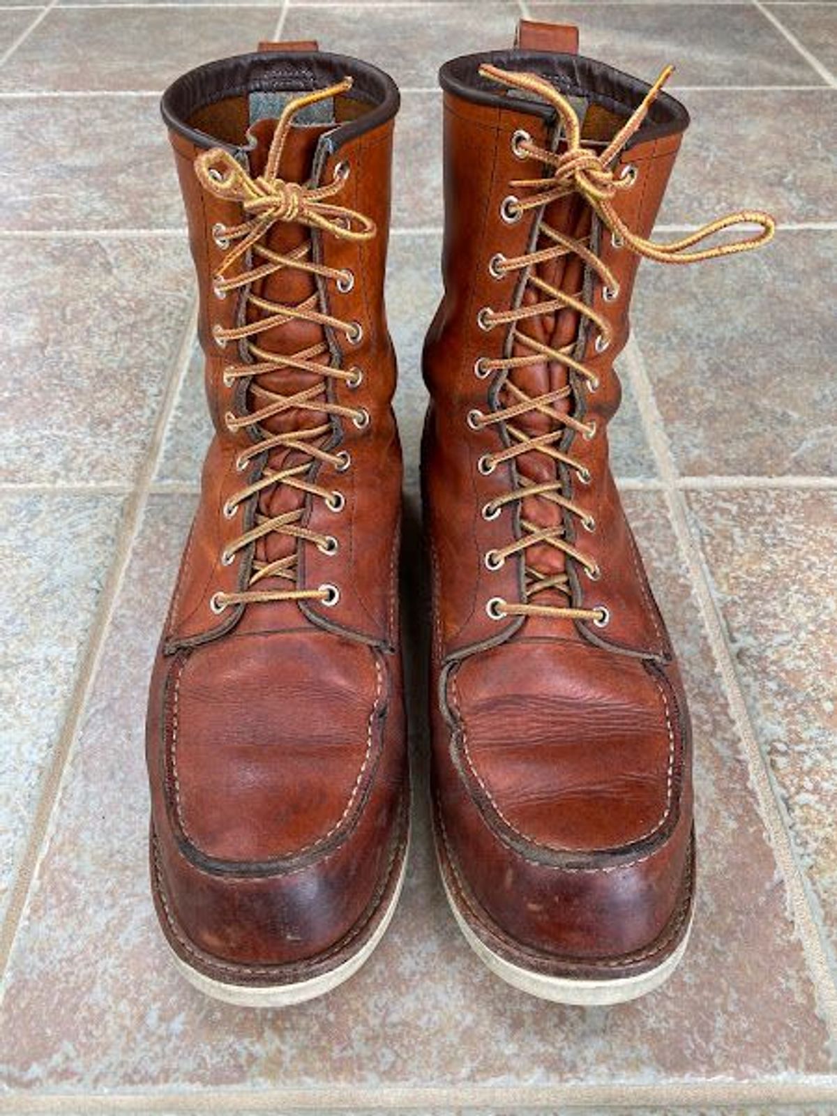 Photo by patinathunderdome on April 5, 2022 of the Red Wing 8-Inch Classic Moc in S.B. Foot Oro-Iginal.